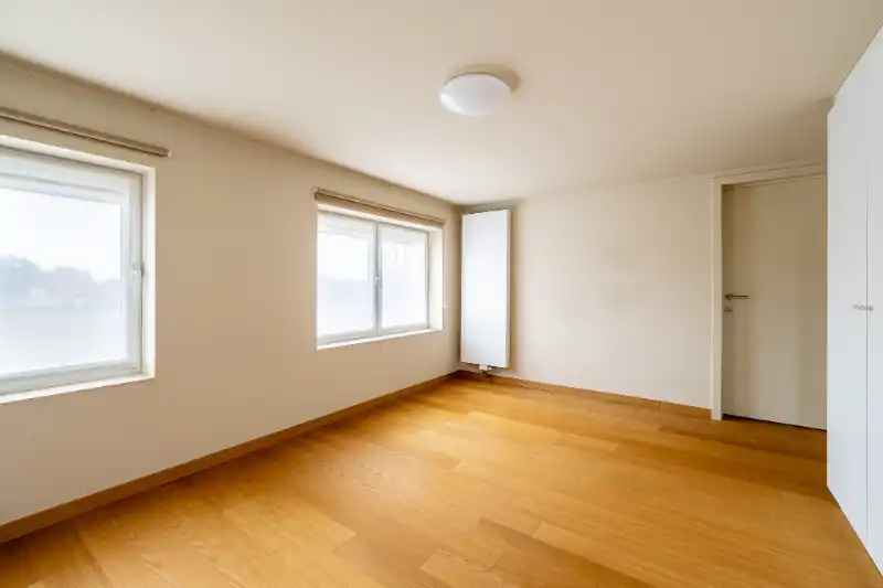Ruime gezinswoning met handelsruimte en dubbele garage foto 10