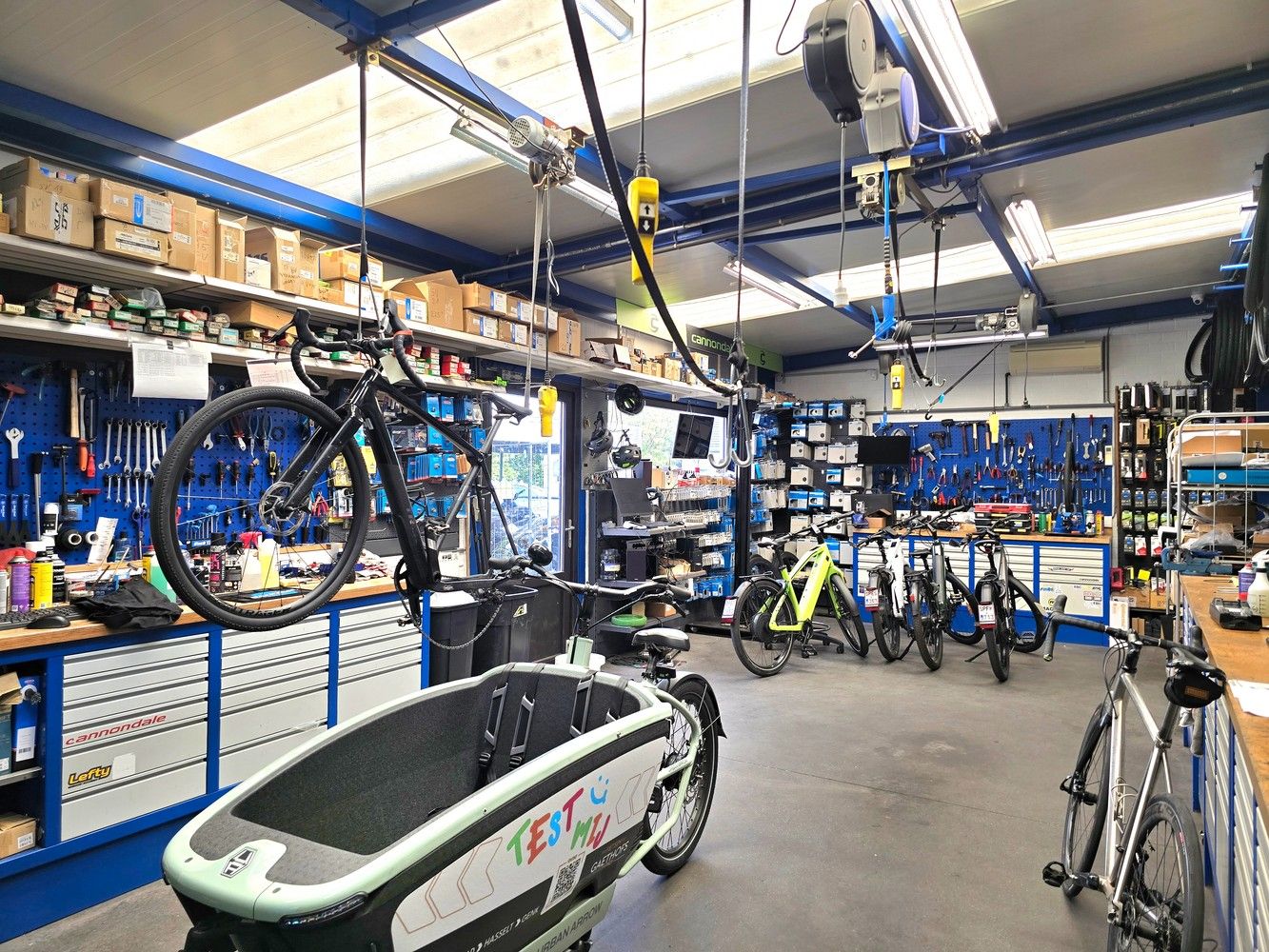 TE KOOP: WINKEL / TOONZAAL 386 m² met ruime woonst ( momenteel "FIETSEN GAETHOFS" ) – ideale investering op toplocatie! foto 10