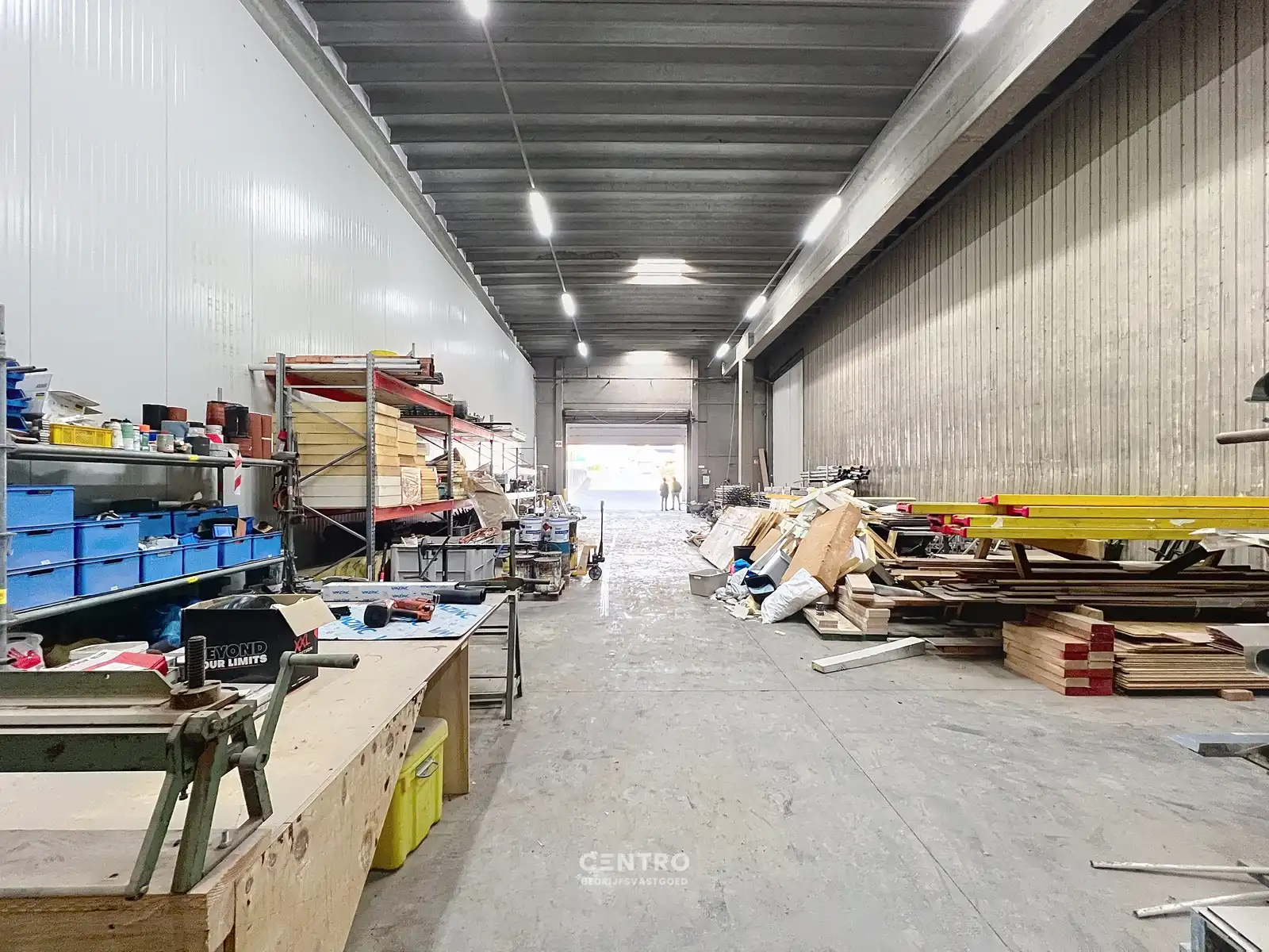 Magazijn van 330m² met vrije hoogte van 7,90m op industriële site , te Kerkhove (Avelgem). foto 5