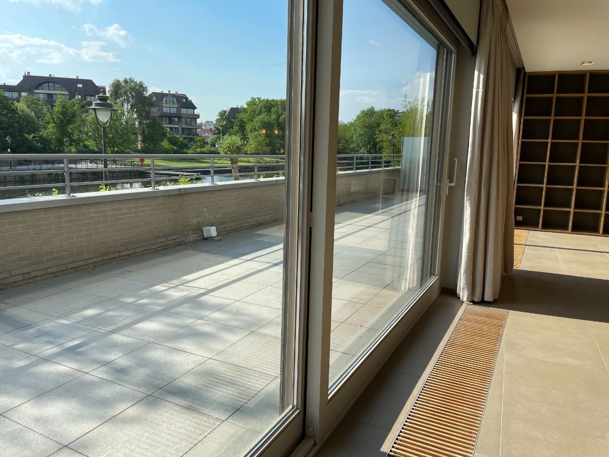 LUXE APPARTEMENT + zeer riant zongericht terras, dubbele garage & (wijn)kelder foto 23