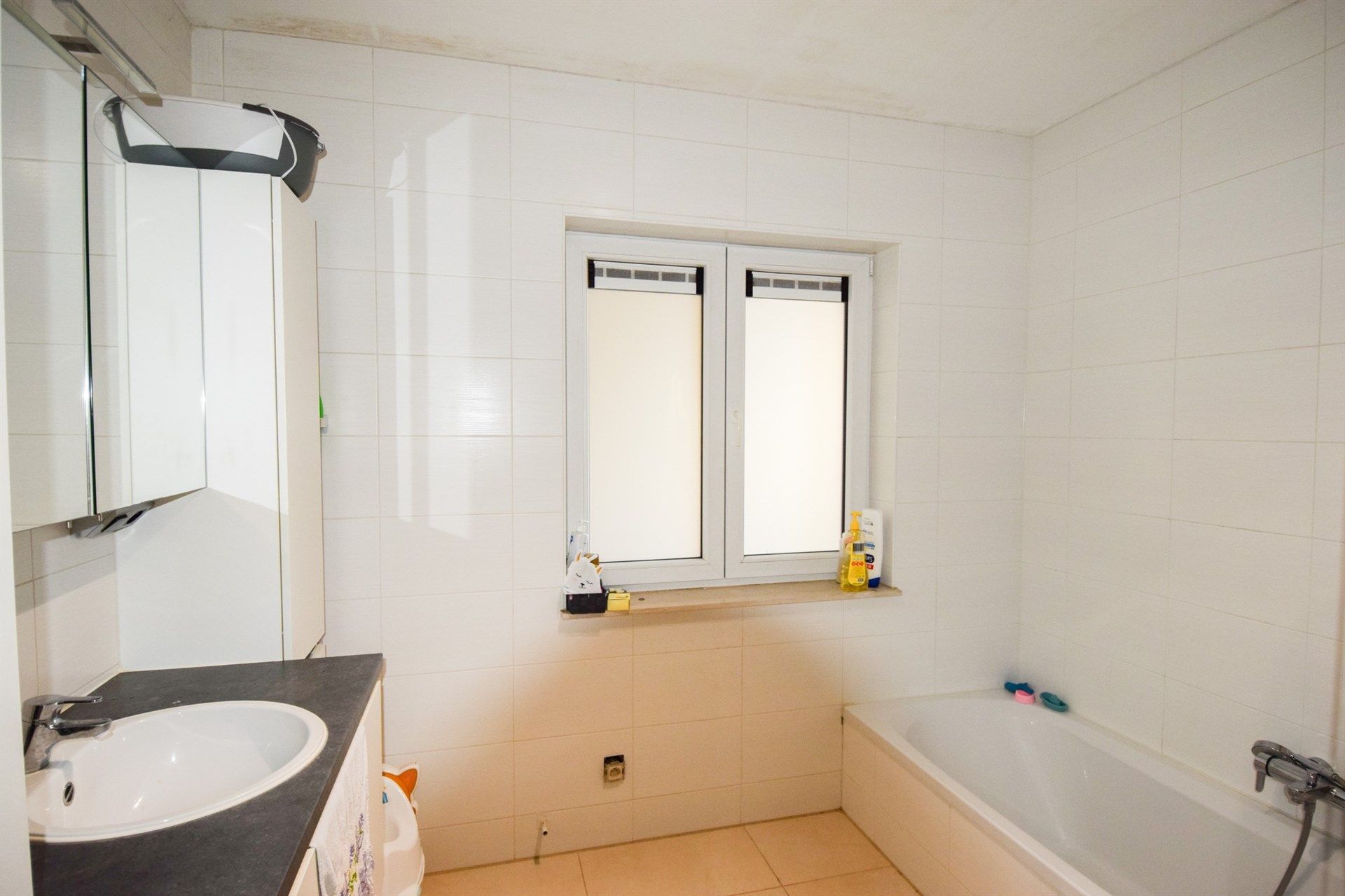 Twee slaapkamer appartement centraal gelegen in de dorpskern van Sint-Gillis-Waas! foto 7