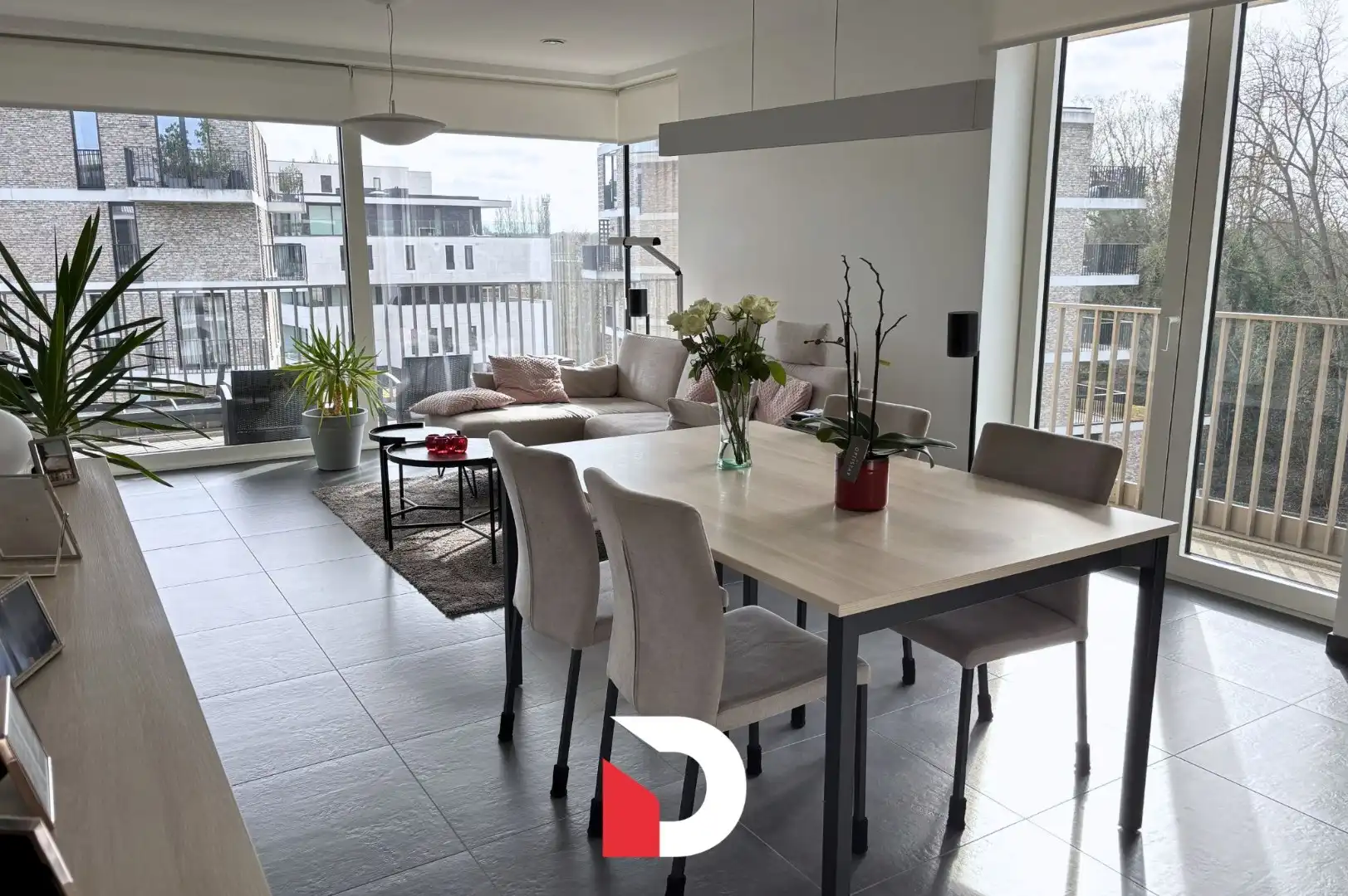 Recent appartement met 2 slaapkamers en zeer aangenaam hoekterras foto 3