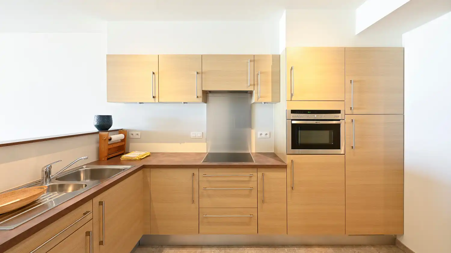 Instapklaar 2-slaapkamerappartement met frontaal zeezicht in een recent gebouw op de zeedijk te Duinbergen. foto 6