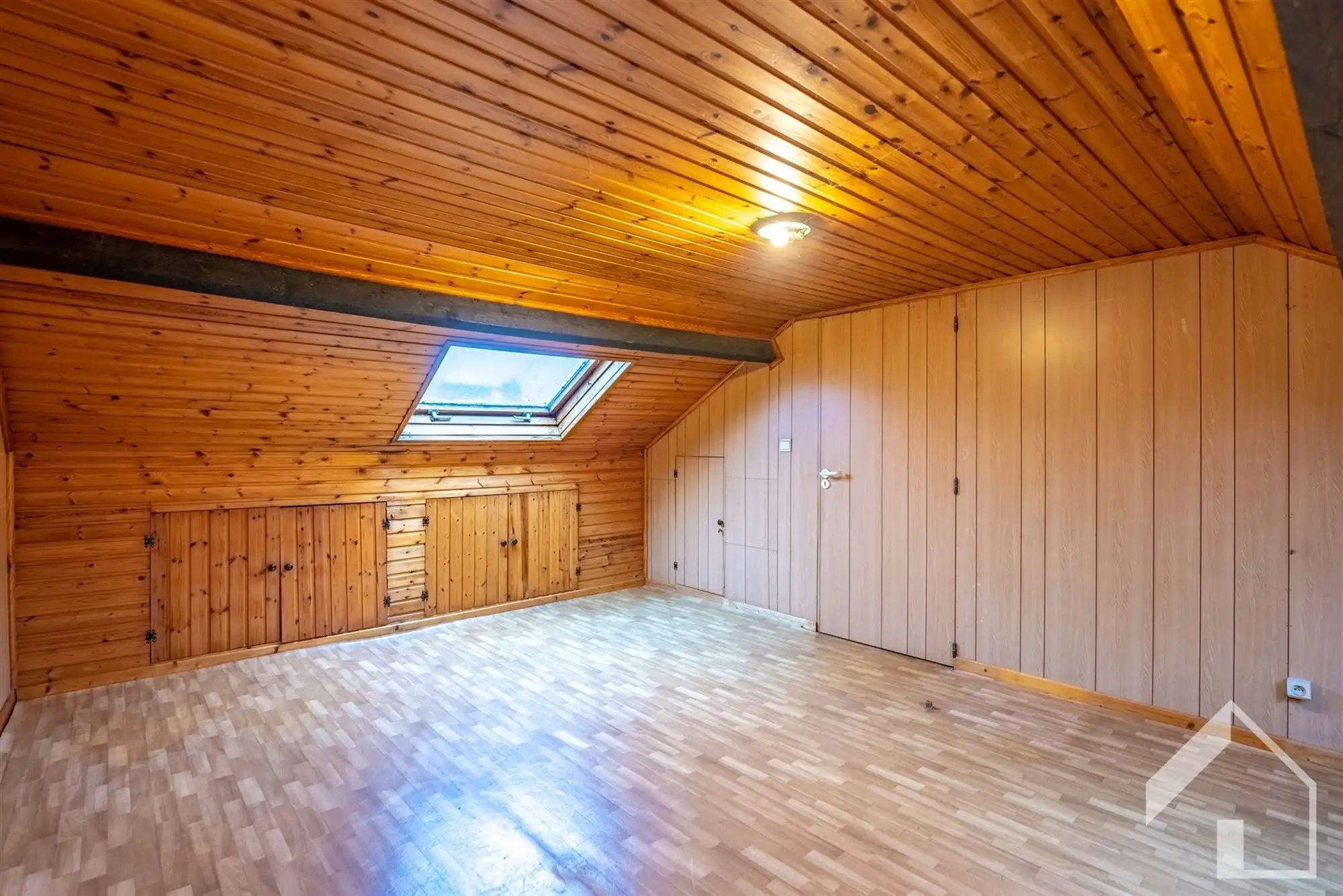 Te renoveren woning met veel potentieel foto 17
