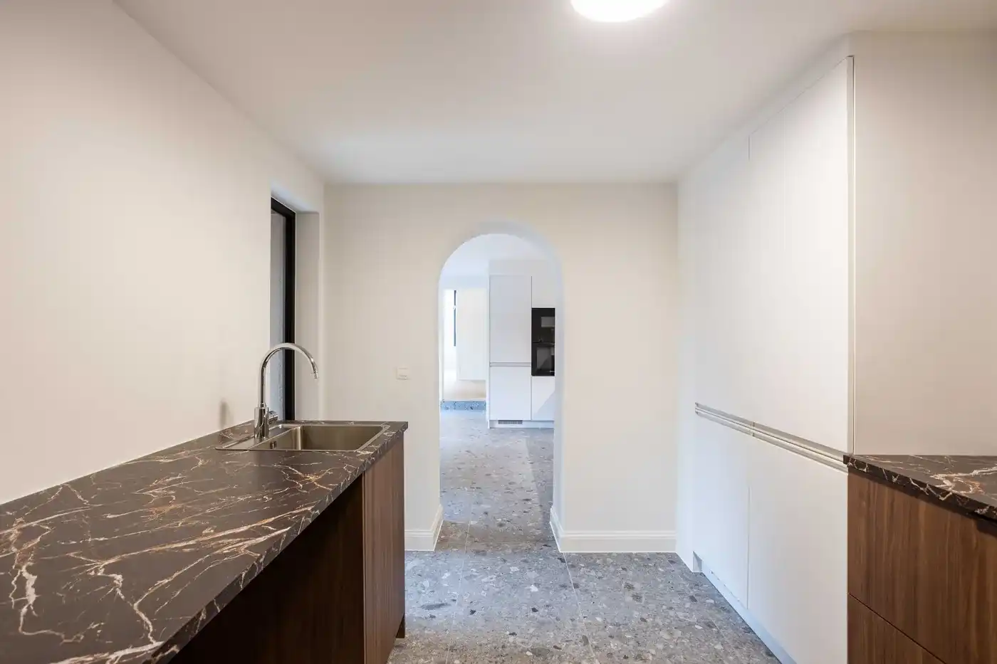 Ruime gerenoveerde woning met 4 slaapkamers, tuin en garage foto 10