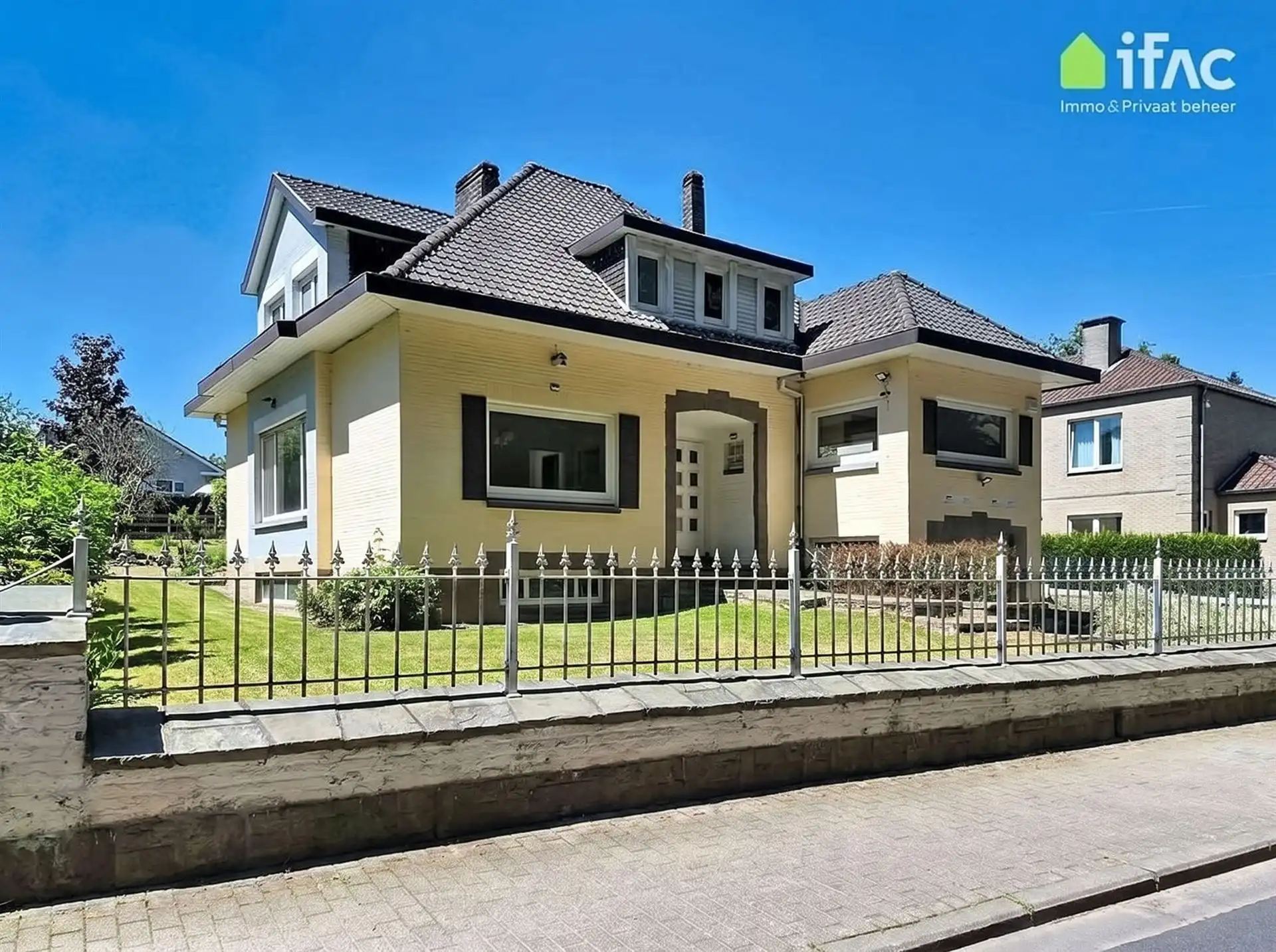 Hoofdfoto van de publicatie: Prachtige te renoveren villa met ZW-gerichte tuin 