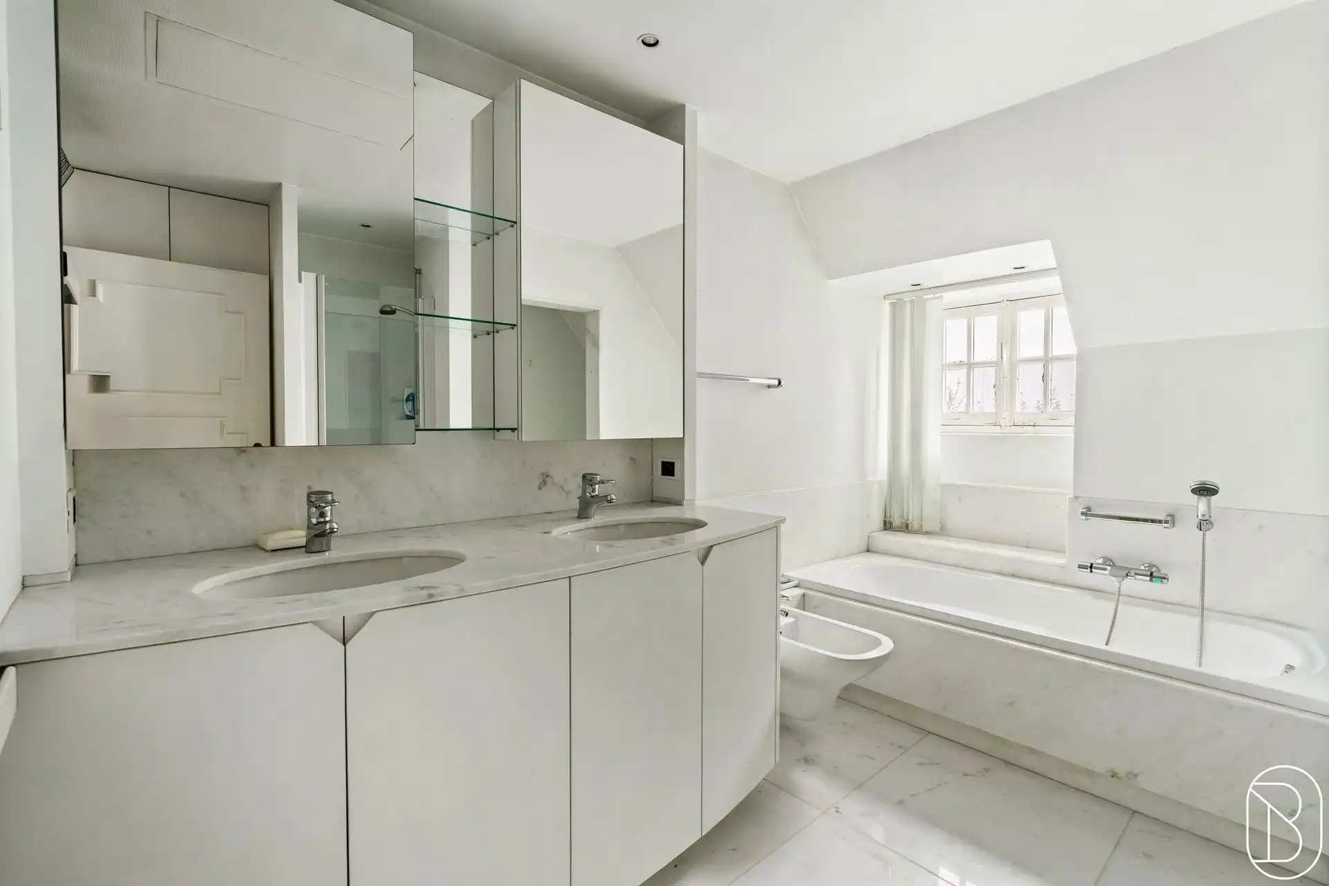 Te renoveren/af te breken villa met vergunning voor 8 app. foto 16