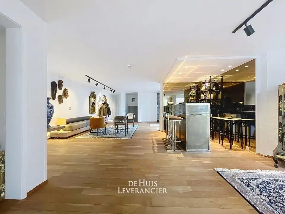 Elegante laagbouwvilla waar discrete rust, moderne uitstraling en standing versmelten in het 'Zoute' van Sint-Idesbald te koop foto {{pictureIndex}}