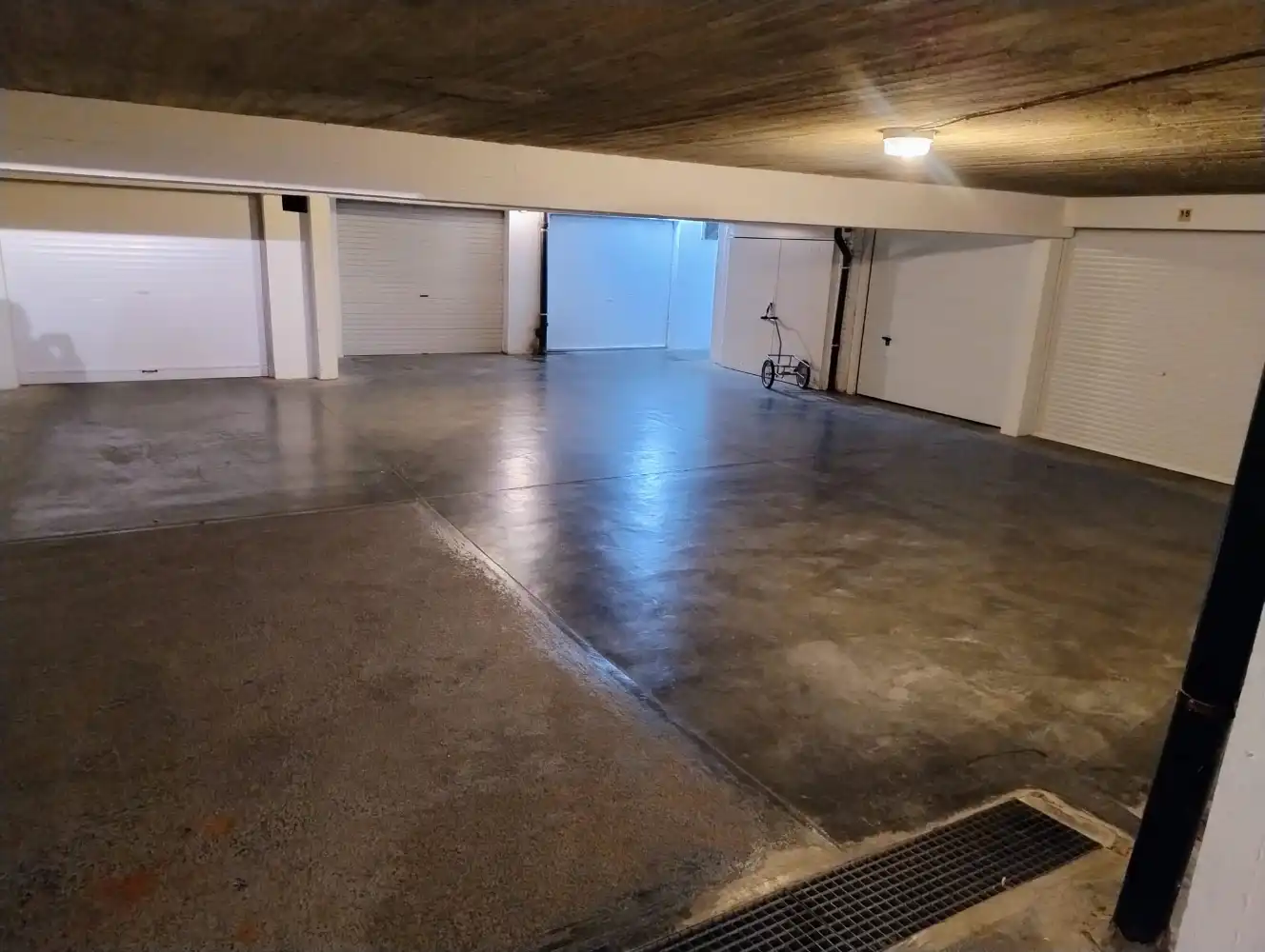 Ruime en gemakkelijk toegankelijke garagebox, gelegen in een straat direct achter de Zeedijk foto 5