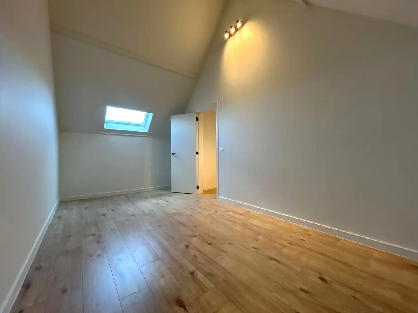 RECENT GERENOVEERDE GEZINSWONING IN HARTJE MEULEBEKE foto 17