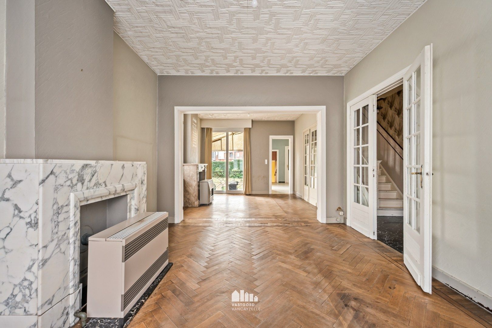 Te renoveren herenwoning met zonnige tuin en garage in hartje Ieper foto 5