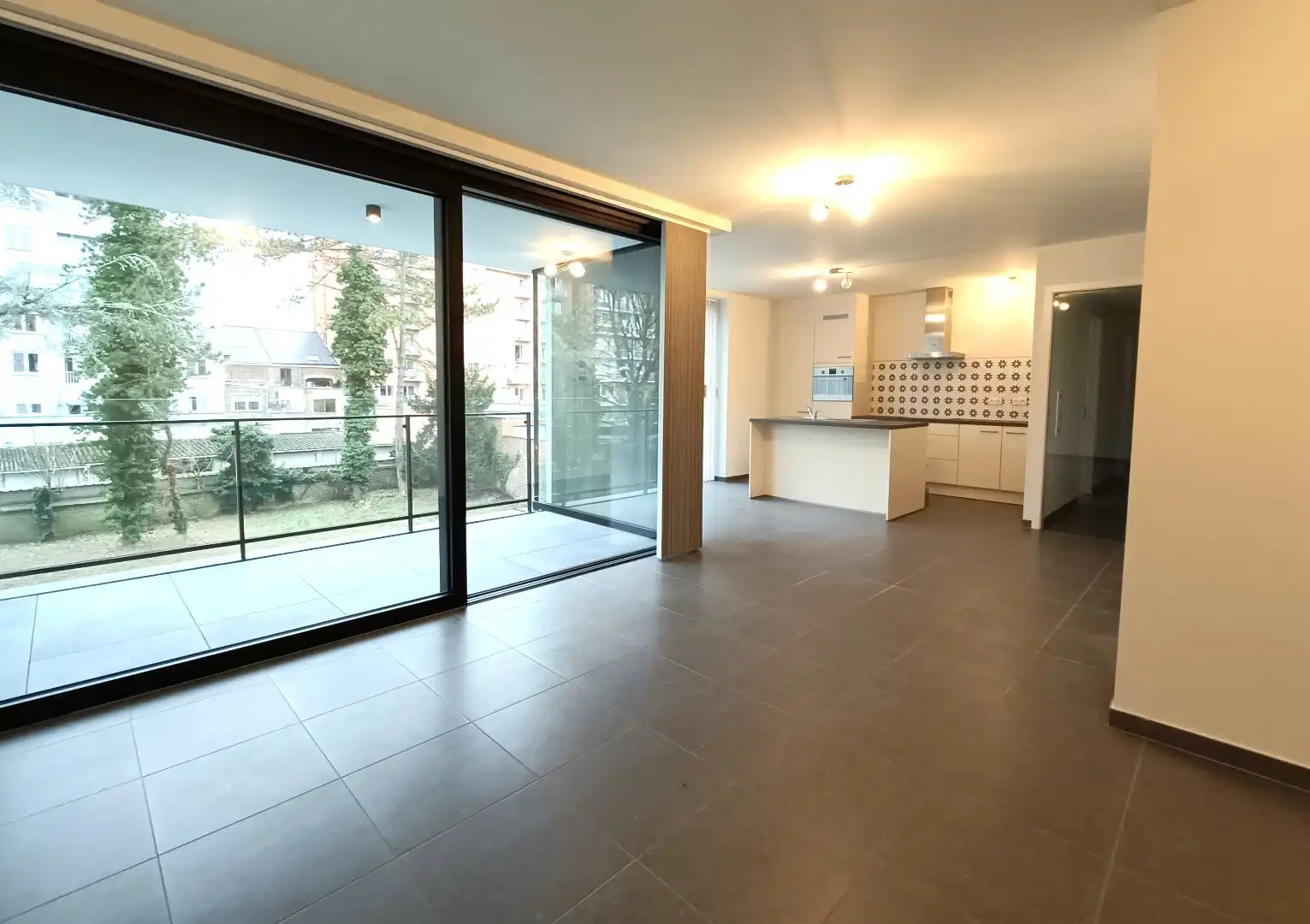 MODERN APPARTEMENT MET RUIM TERRAS EN AUTOSTAANPLAATS foto 2