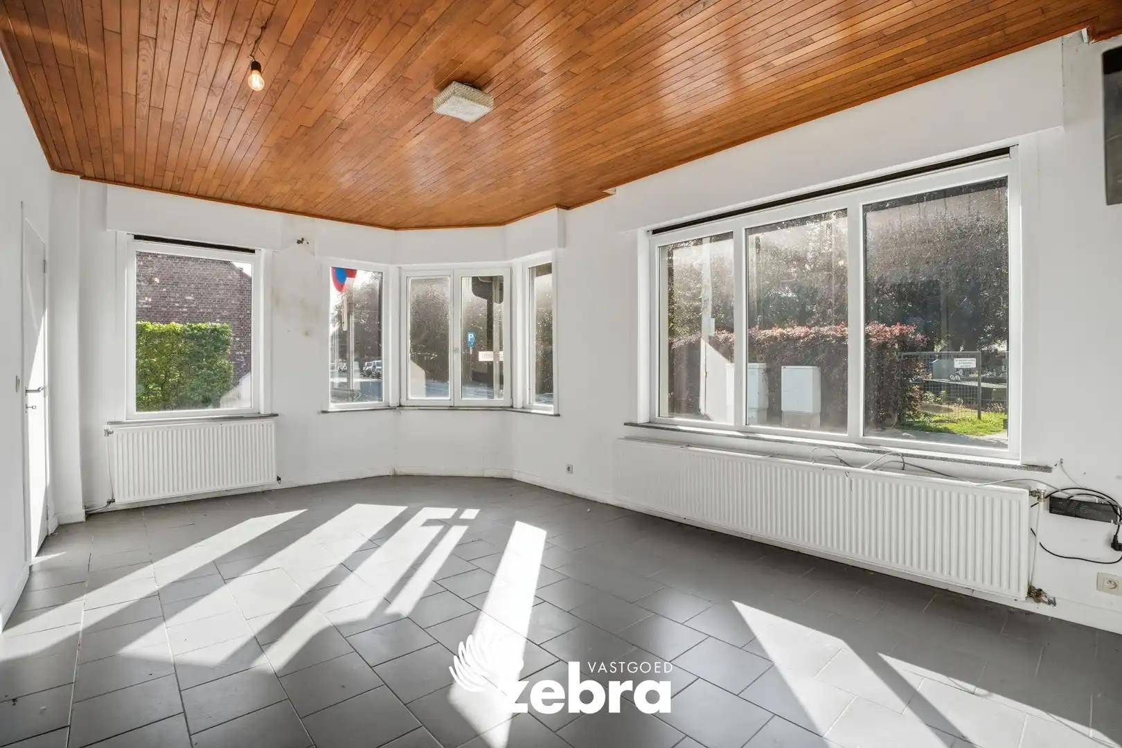 Charmante hoekwoning met garage en ruime bijgebouwen in Meulebeke! foto 2