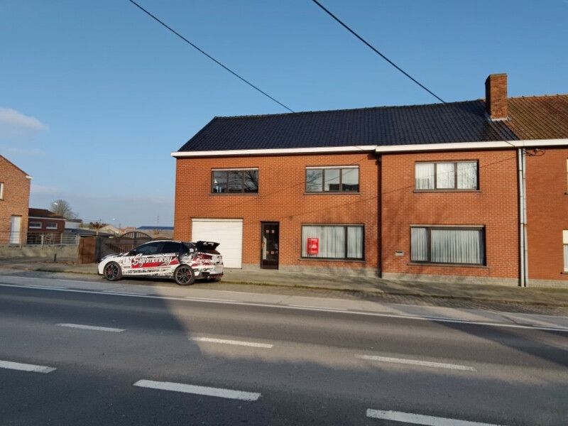 Beselare – Ruime halfopen bebouwing met 4 slaapkamers en garage foto {{pictureIndex}}