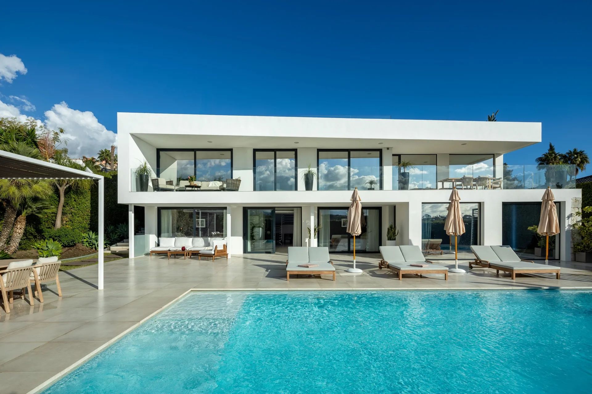 Moderne luxe aan de golfbaan – villa met adembenemend uitzicht in het hart van Nueva Andalucía foto {{pictureIndex}}