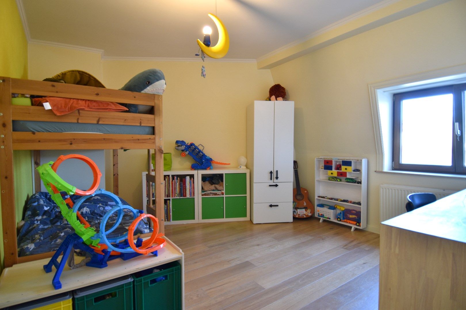 Karaktervolle burgerwoning met 2 slaapkamers, garage/werkplaats en zonneterras in hartje Kortrijk te koop foto 14
