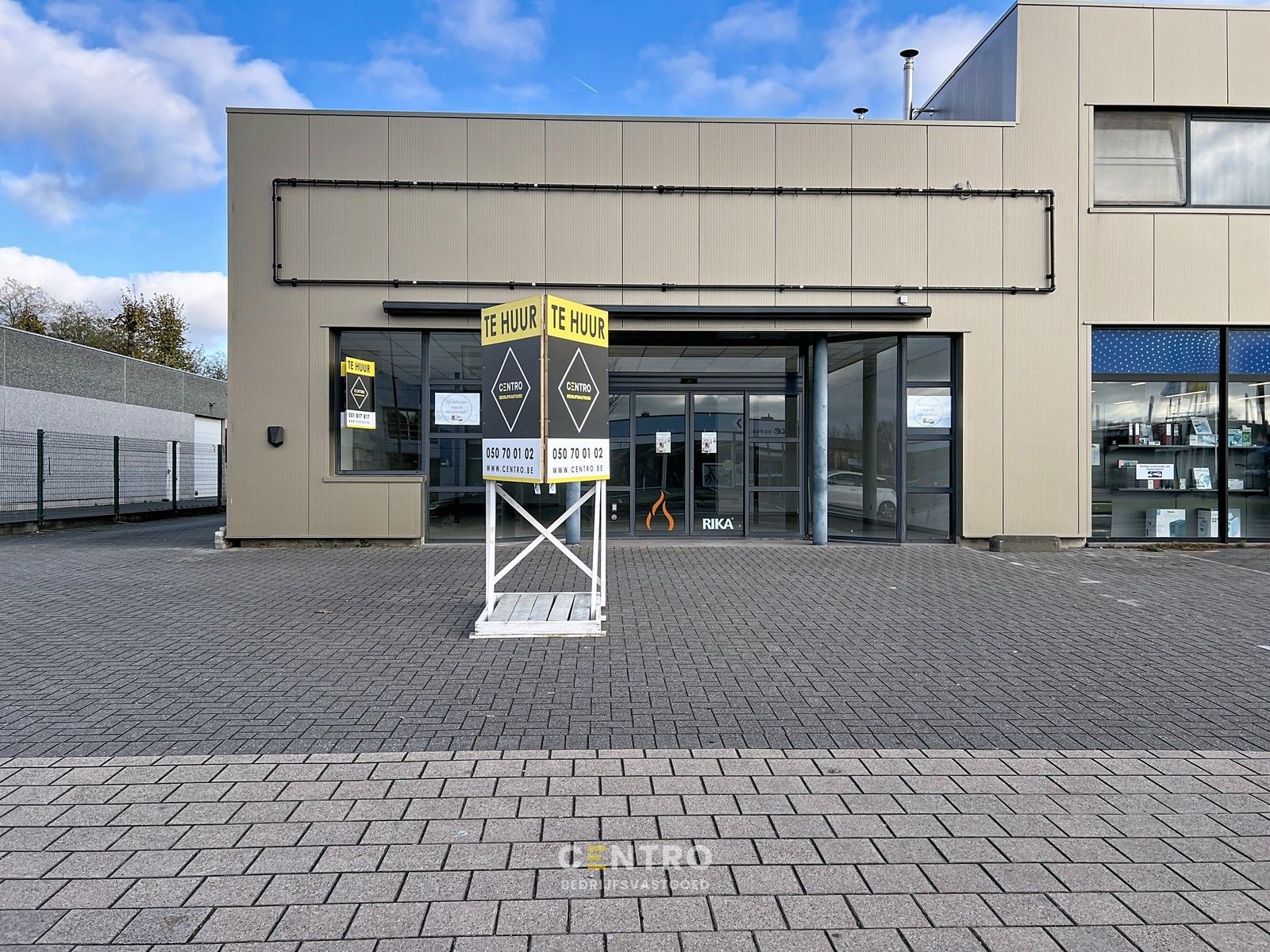 Topligging naast Tom&Co en Kwarto! Handelspand + magazijn met parkeergelegenheid langs de Westlaan in Roeselare. foto 2