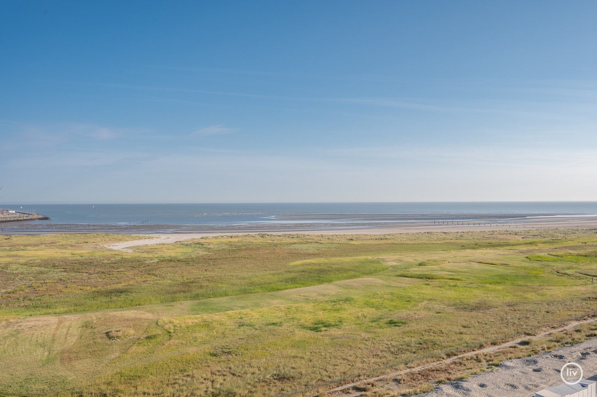 Ruim appartement ( 7 m gevelbreedte ) met frontaal zeezicht voorraan en prachtig open zicht achteraan gelegen op de Zeedijk te Heist.  foto 9