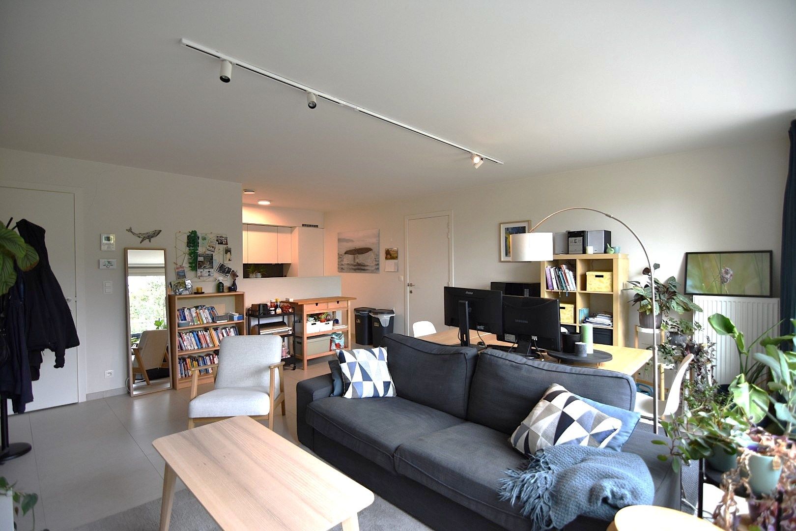 Lichtrijk 2-slpk appartement met privé parking nabij Rumbeke foto 4