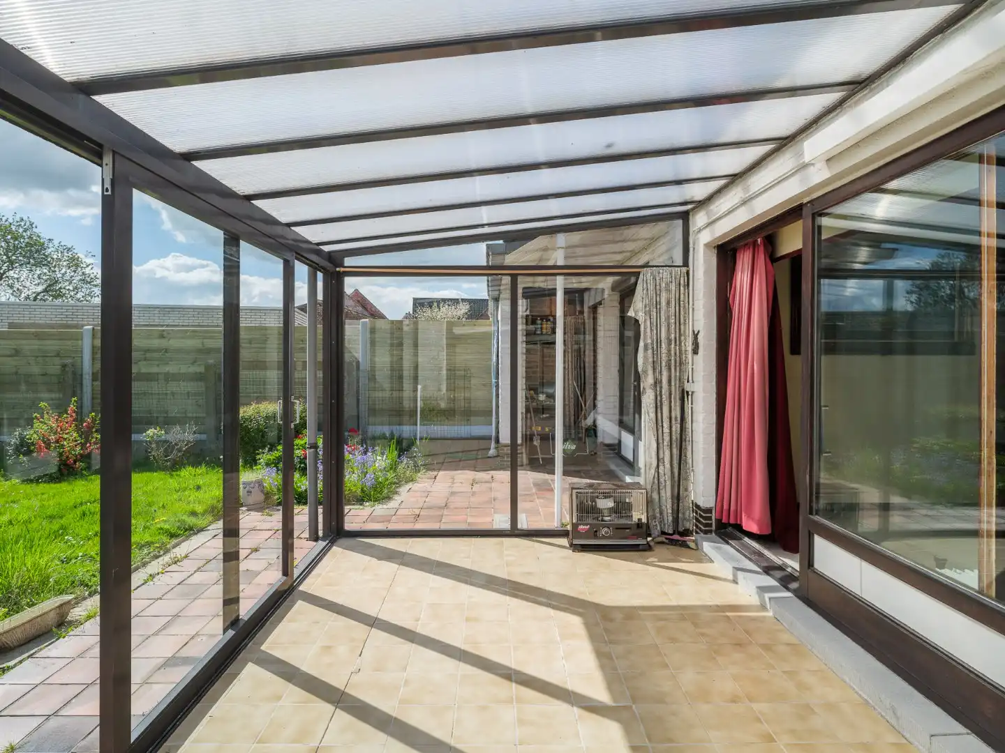 Rustig gelegen, halfopen woning met renovatiepotentieel foto 9