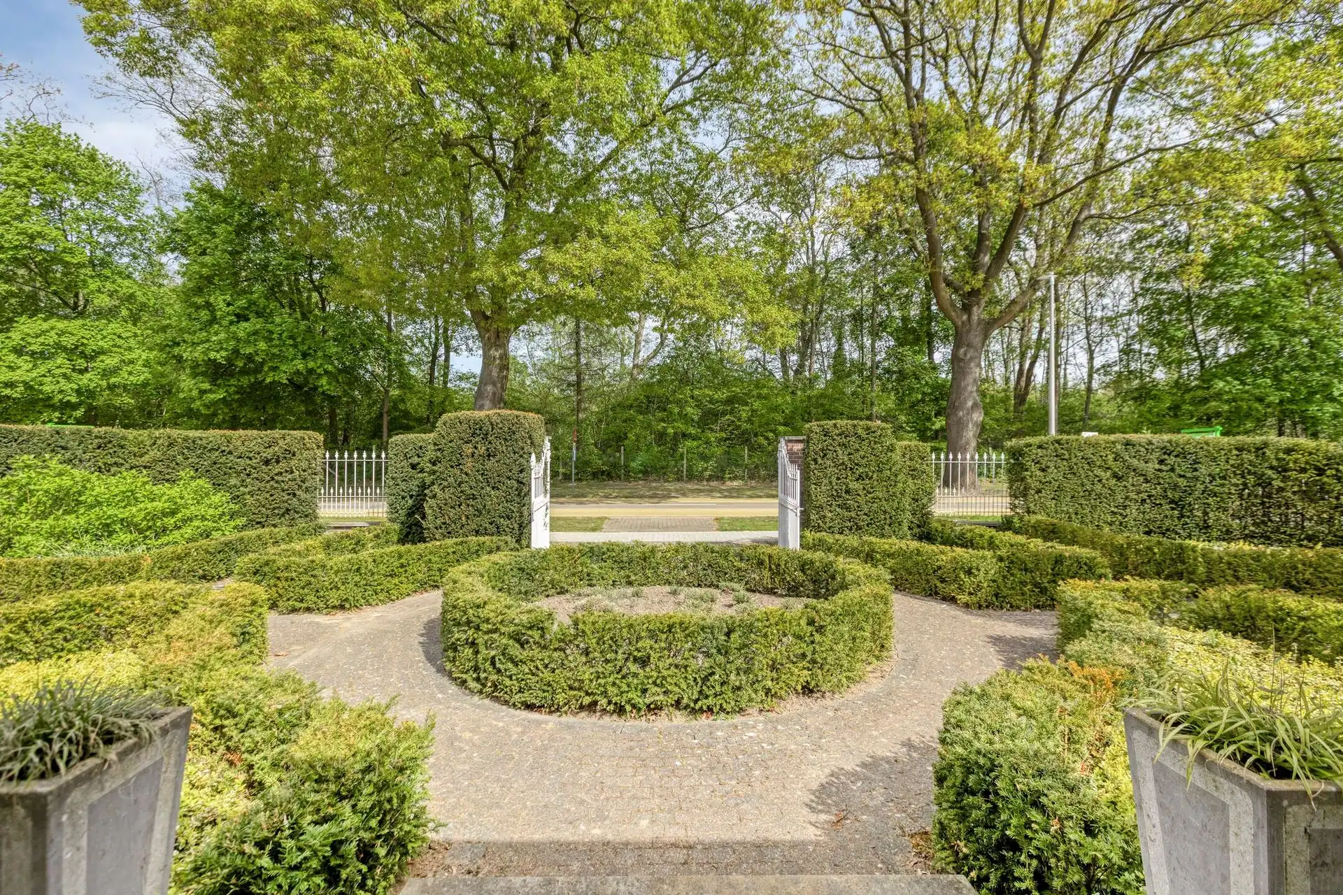 Vrijstaande villa van 306 m² op 17a95ca, gelegen vlak bij Connecterra, de toegangspoort tot het Nationaal Park Hoge Kempen, en op wandelafstand van Maasmechelen Village! foto 3