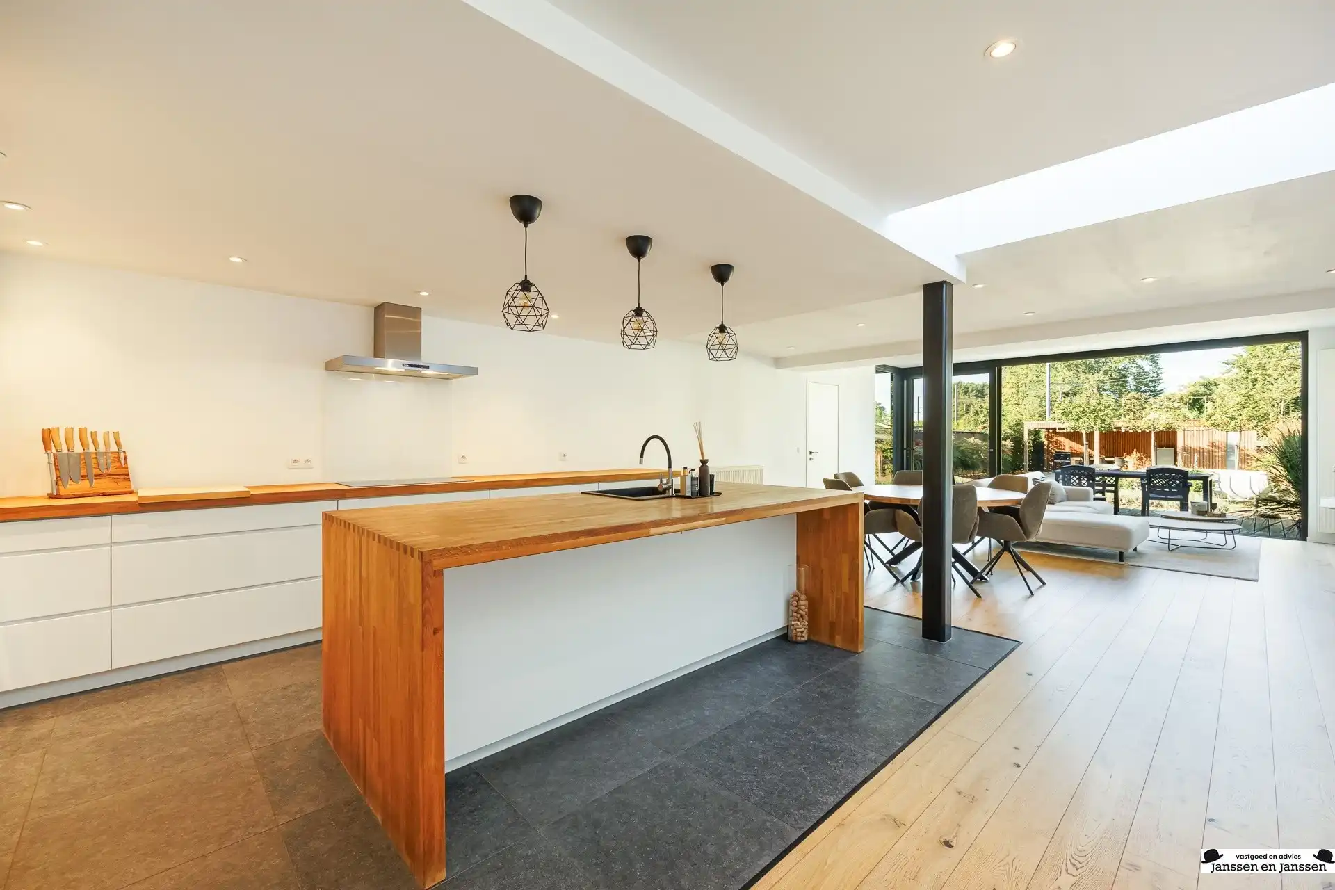 Prachtig gerenoveerde woning met 4 slaapkamers, garage en zonnige tuin foto 5