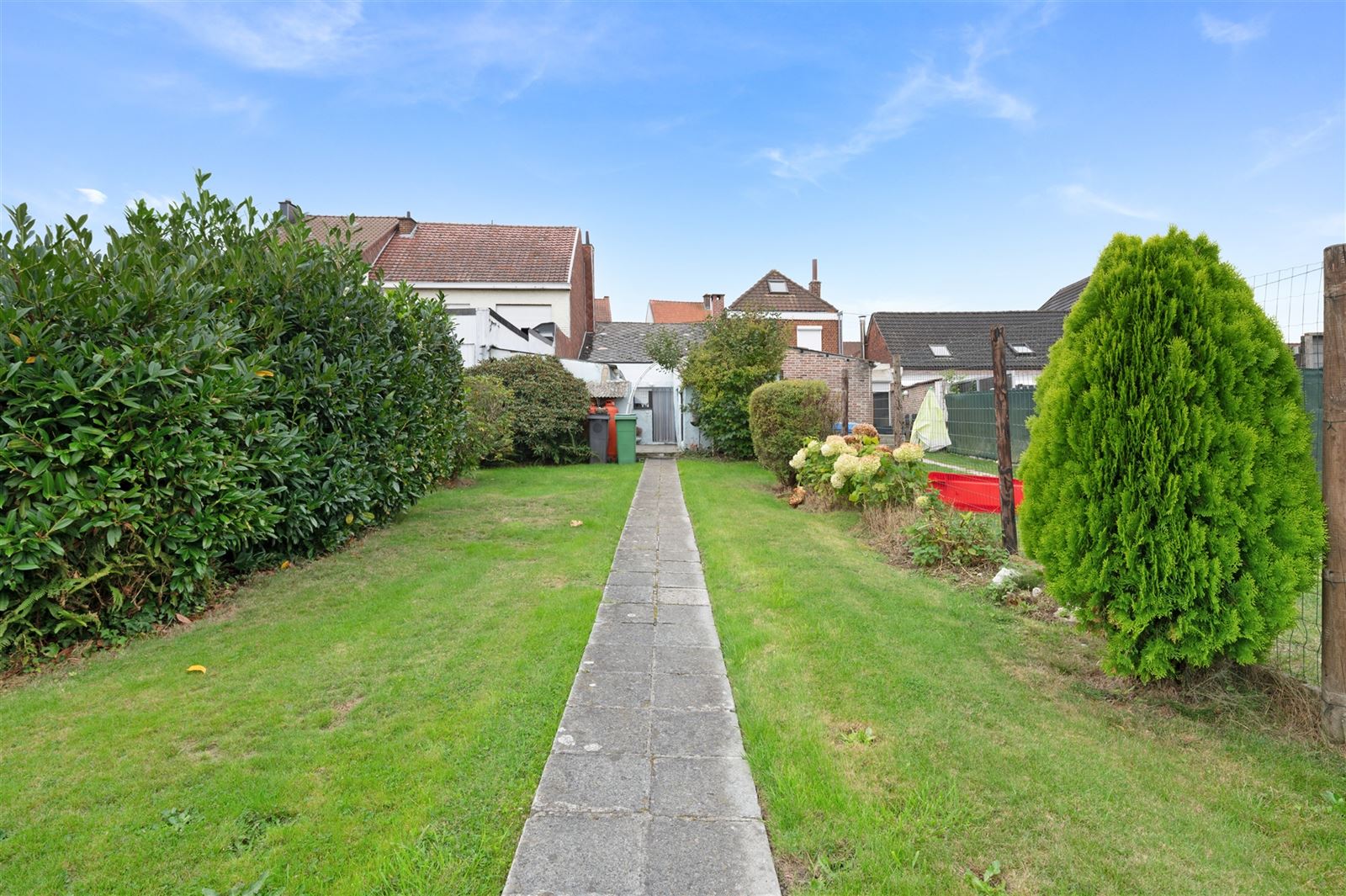 Volledig te renoveren woning met tuin en extra weide met garage foto 2