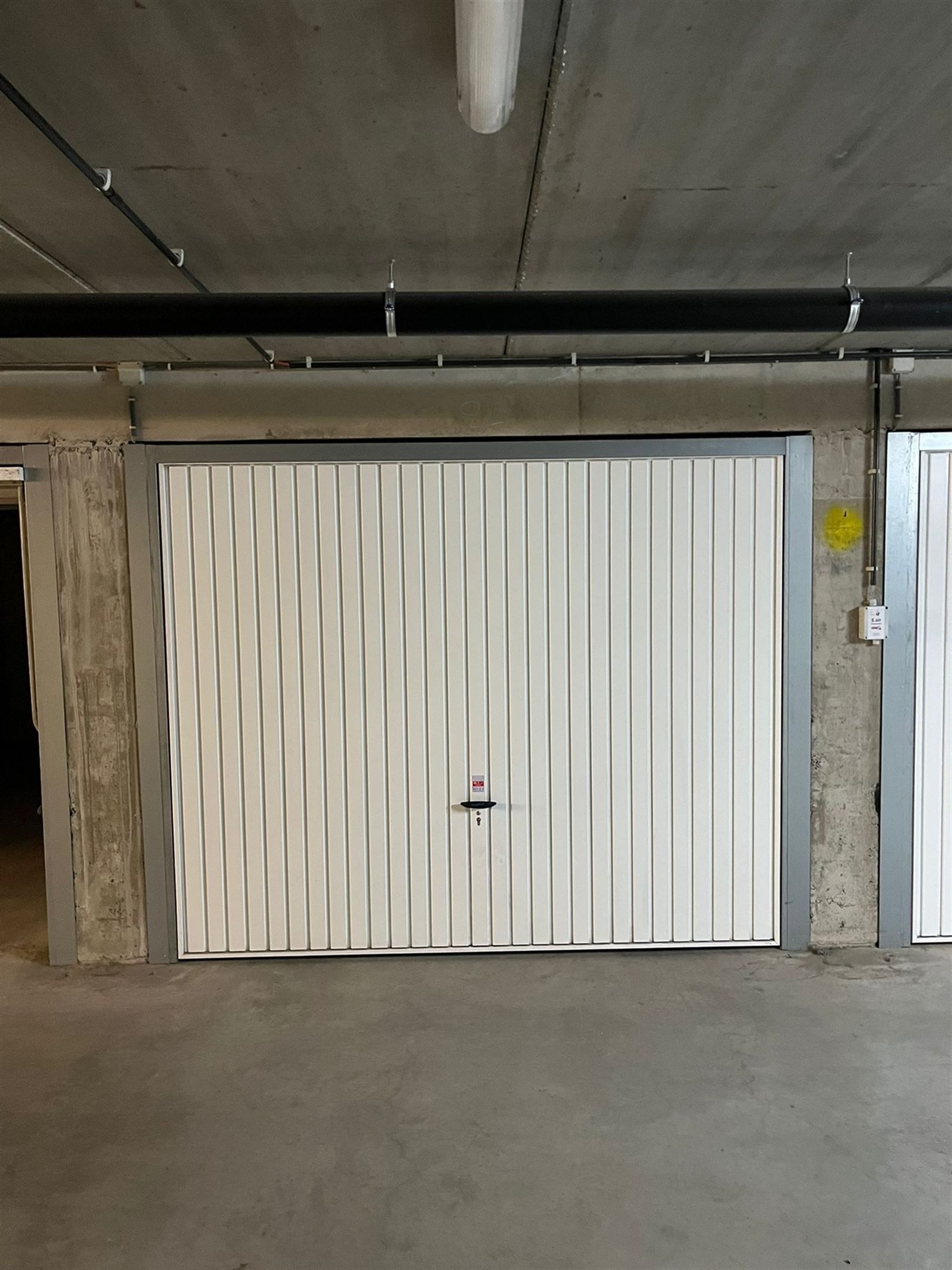 garage te koop foto {{pictureIndex}}