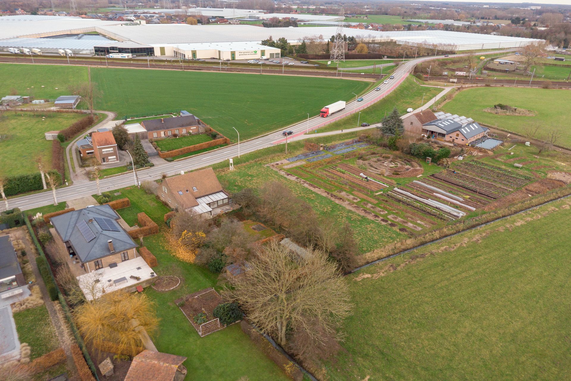 Perceel villagrond van 1983m2 & ZUID-tuin foto 2