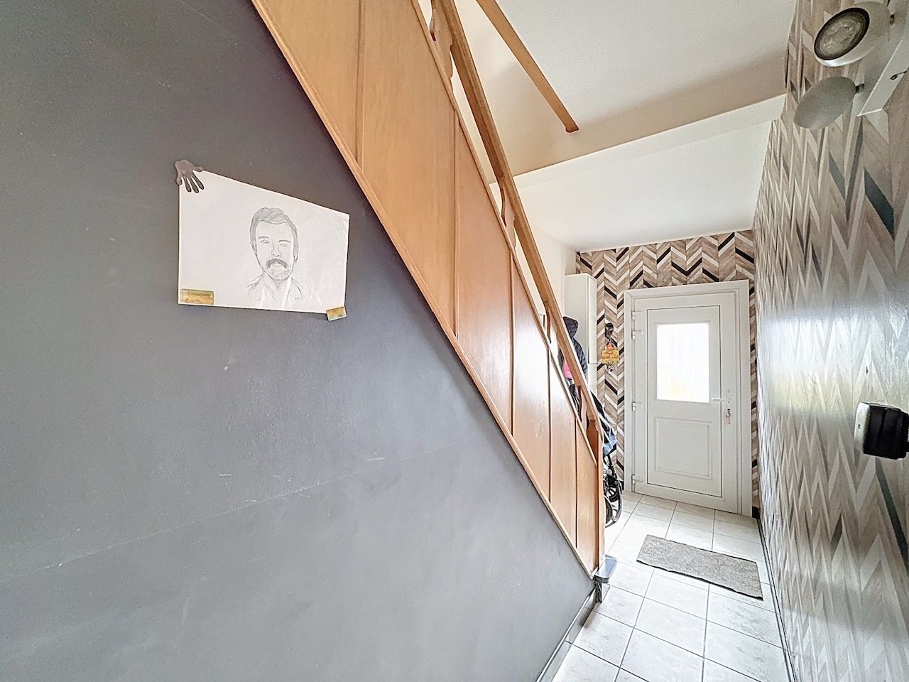 Zeer aangenaam gelegen, praktische gezinswoning met voortuintje in het dorp van Heist foto 3