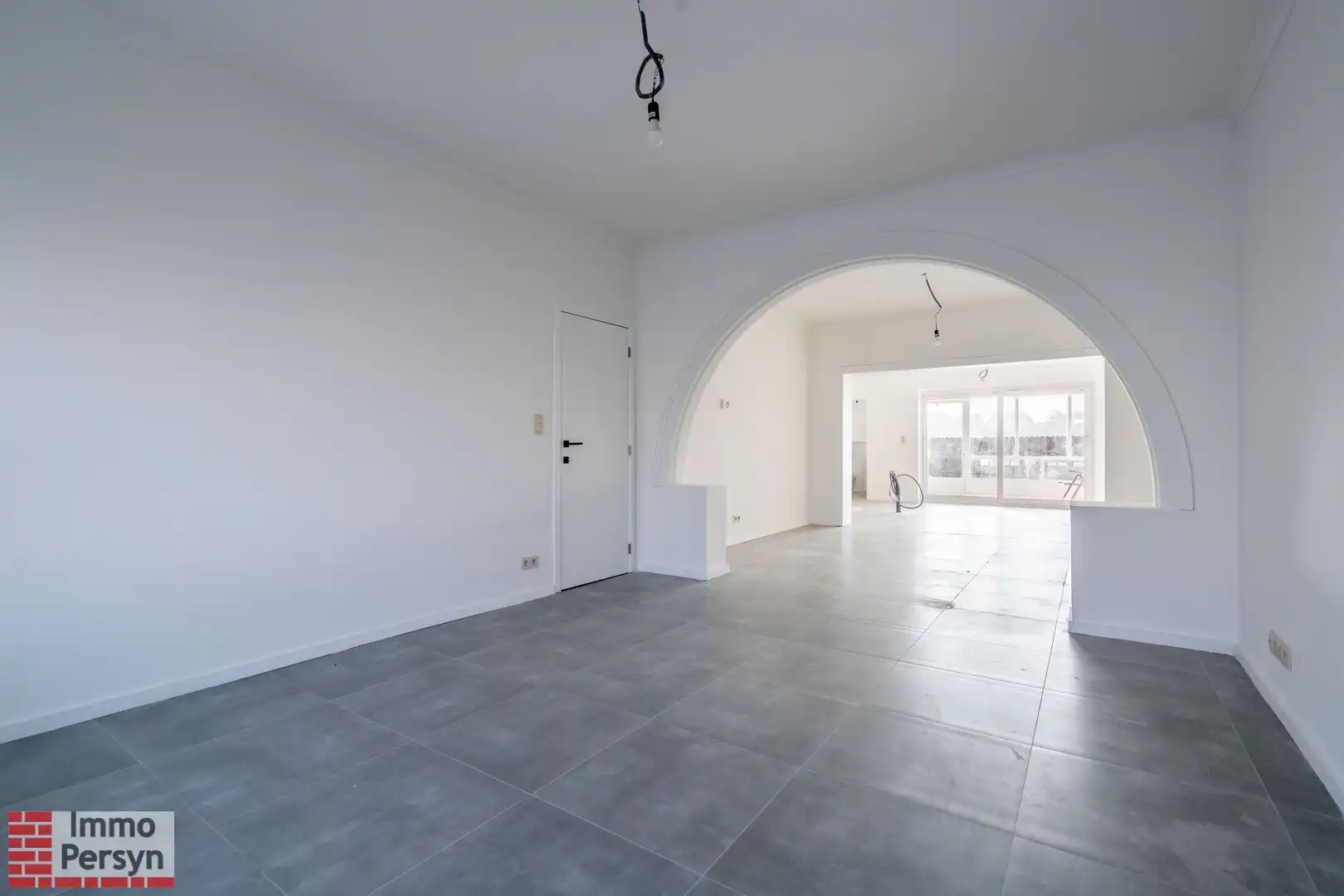 Ruime gerenoveerde gezinswoning met 4 slaapkamers, 2 badkamers en dubbele garage foto 2