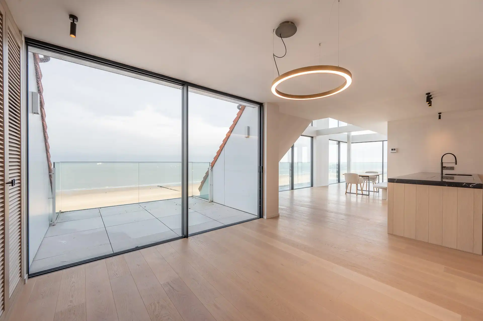 Exclusieve hoekduplex van 427 m² met frontaal zeezicht foto 3