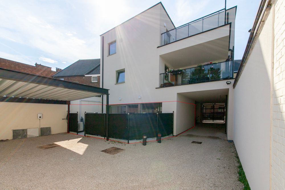 QUASI NIEUWBOUW INCL.CARPORT EN TERRAS foto 3