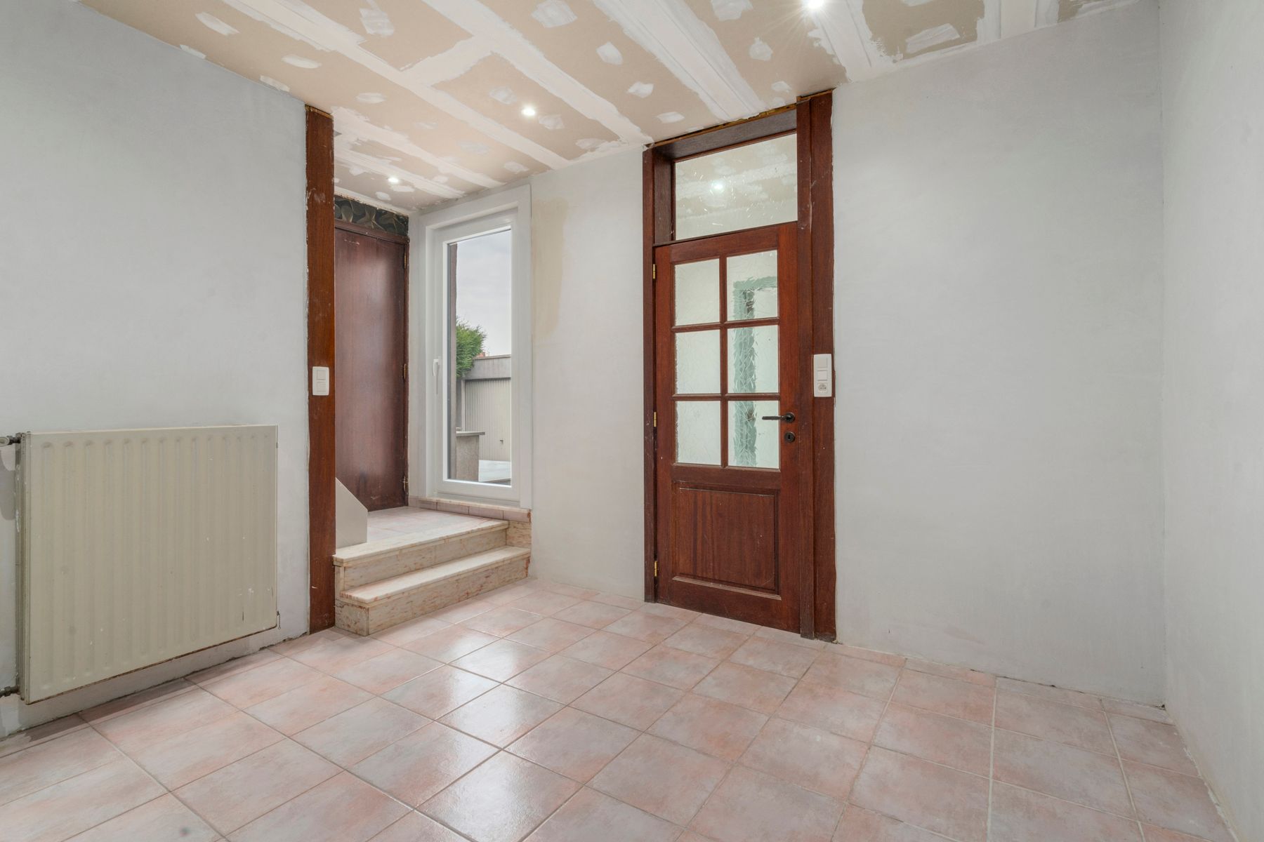 Deels te renoveren woning met 3 slaapkamers en garage foto 5