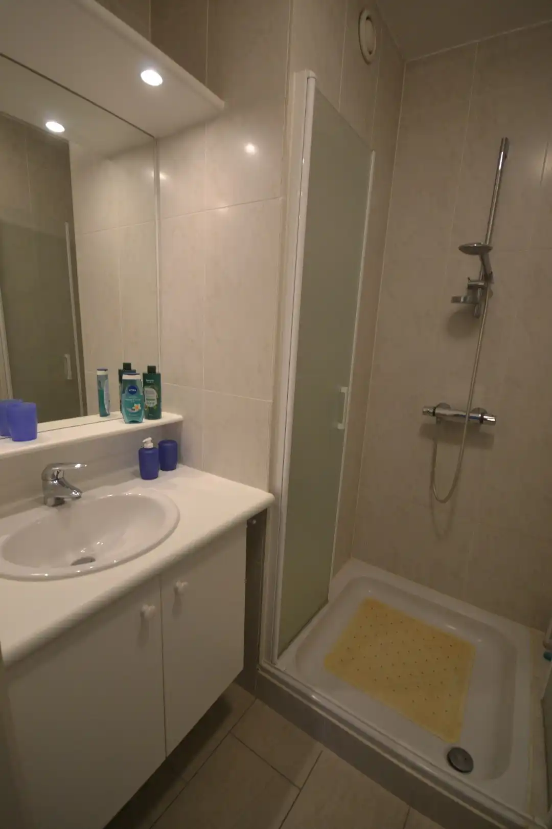 Ruim en zonnig appartement te Oostduinkerke nabij het zonneplein. foto 11