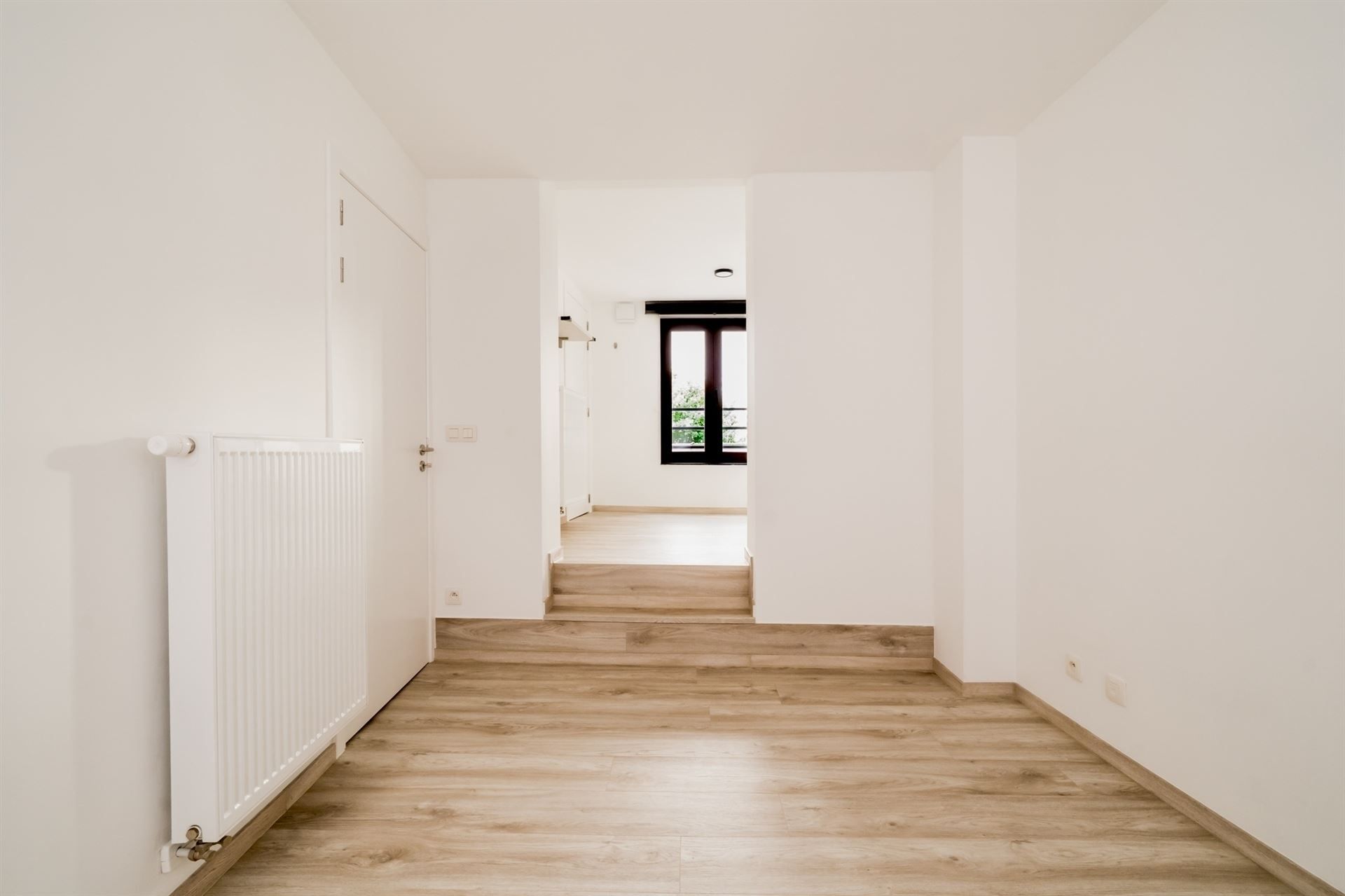 Ruime, volledig gerenoveerde woning met 3 slpk., 2 badk. & koer foto 7