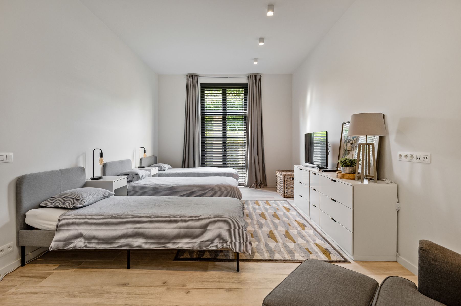 Luxe gelijkvloersapp. met ondergrondse parking en tuin. foto 17
