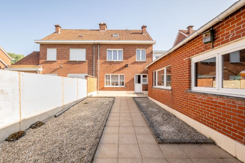 Ruime woning met 4 slpks, garage en uitweg achteraan. foto 22