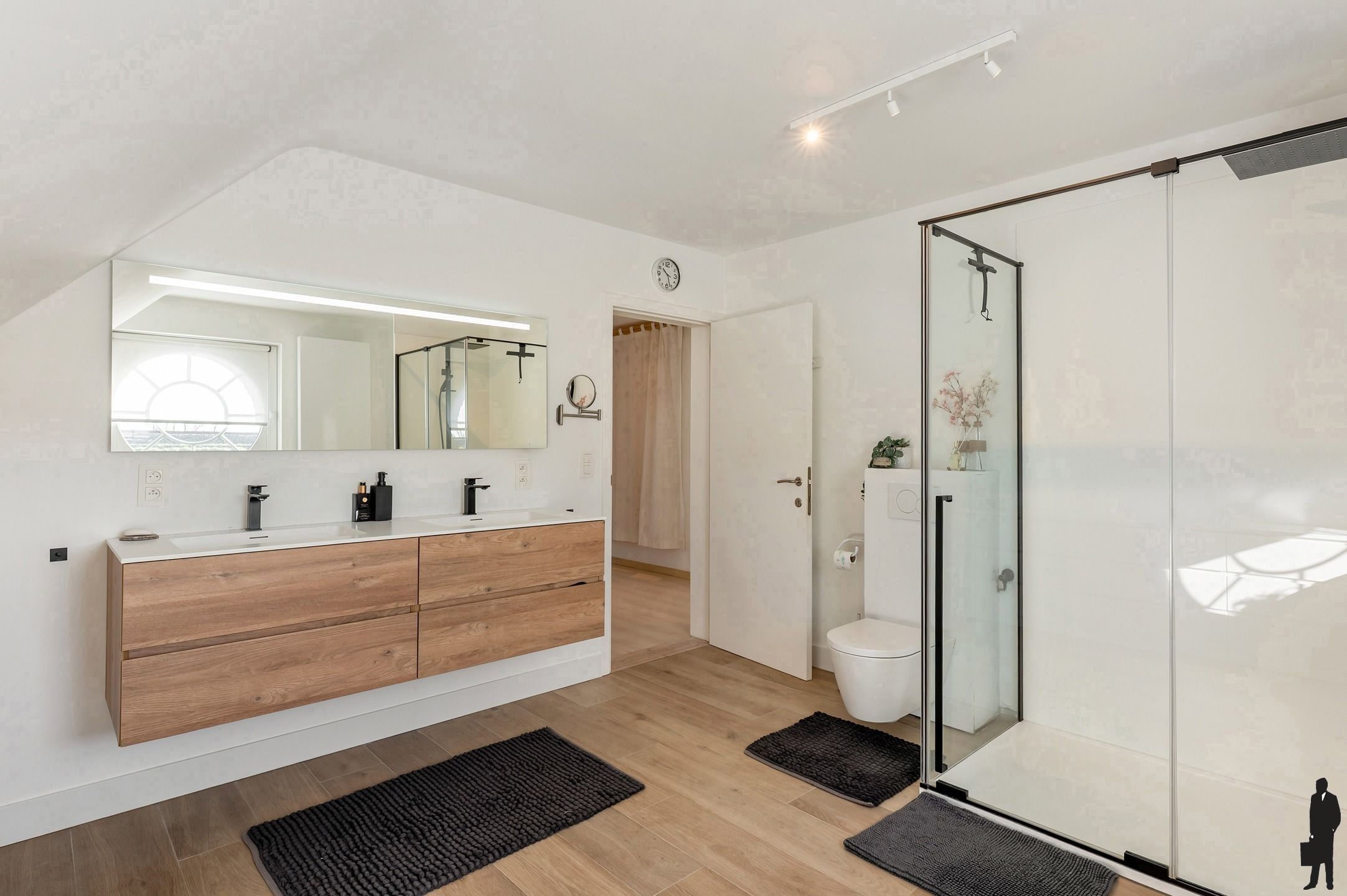 Ruime woning (ca. 225m²) met 3 grote slk’s, garage en mooie tuin op 726m² foto 11