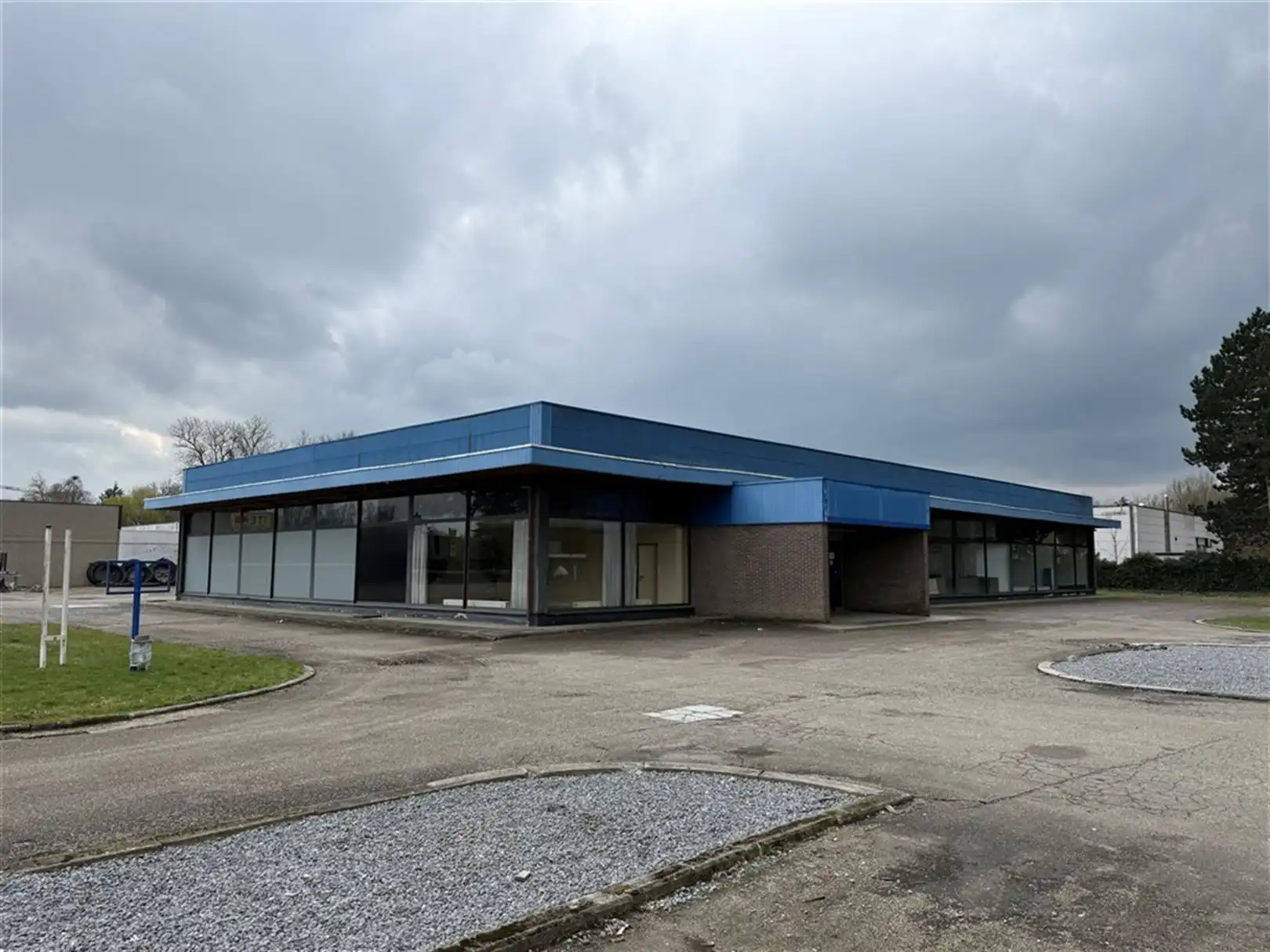 B2B Showroom met buitenterrein op zichtlocatie foto {{pictureIndex}}