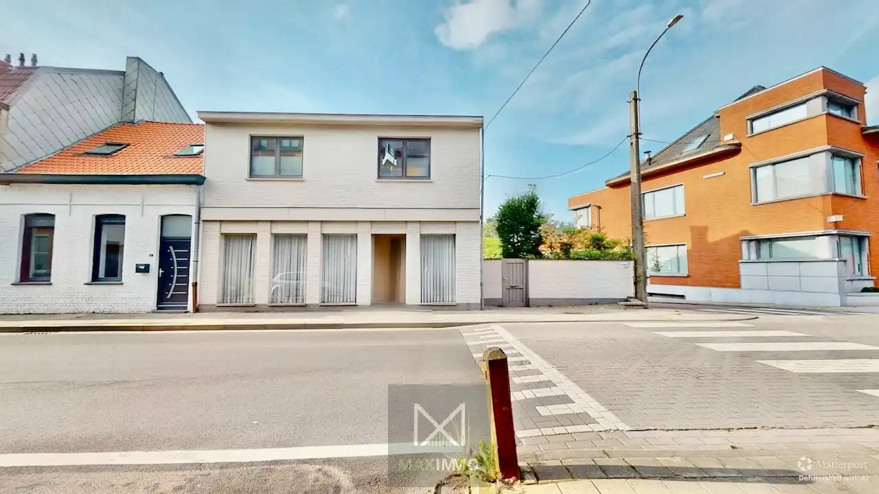 Hoofdfoto van de publicatie: Ruime hoekwoning met 3 garages, polyvalente ruimtes én tuin in hartje Lauwe