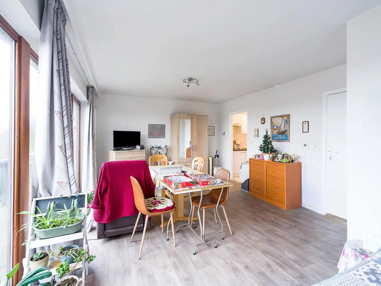 Keurige serviceflat op 5e verd. met terras foto 2