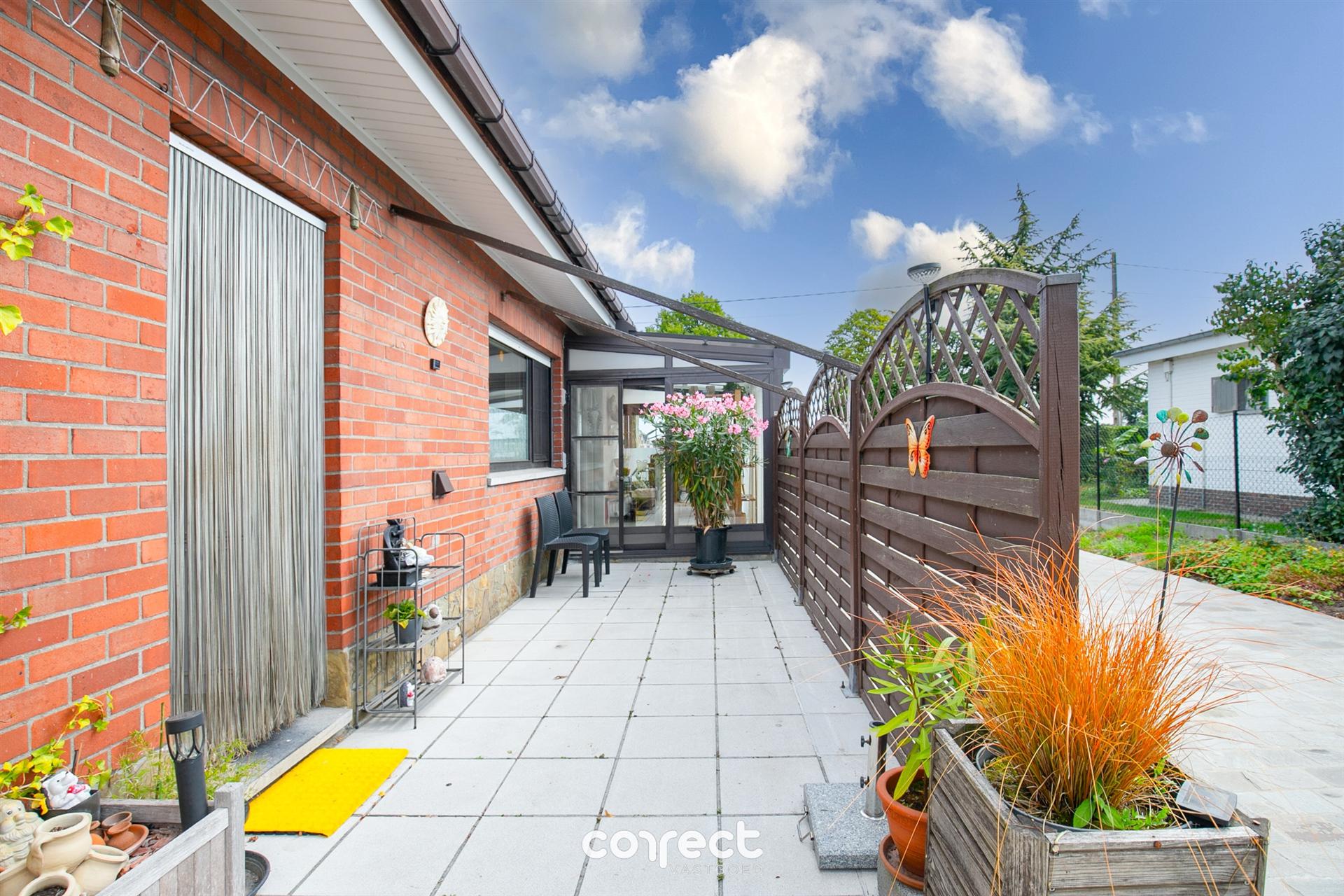 Instapklare laagbouwvilla met tuin, ruime oprit met garage.  foto 19
