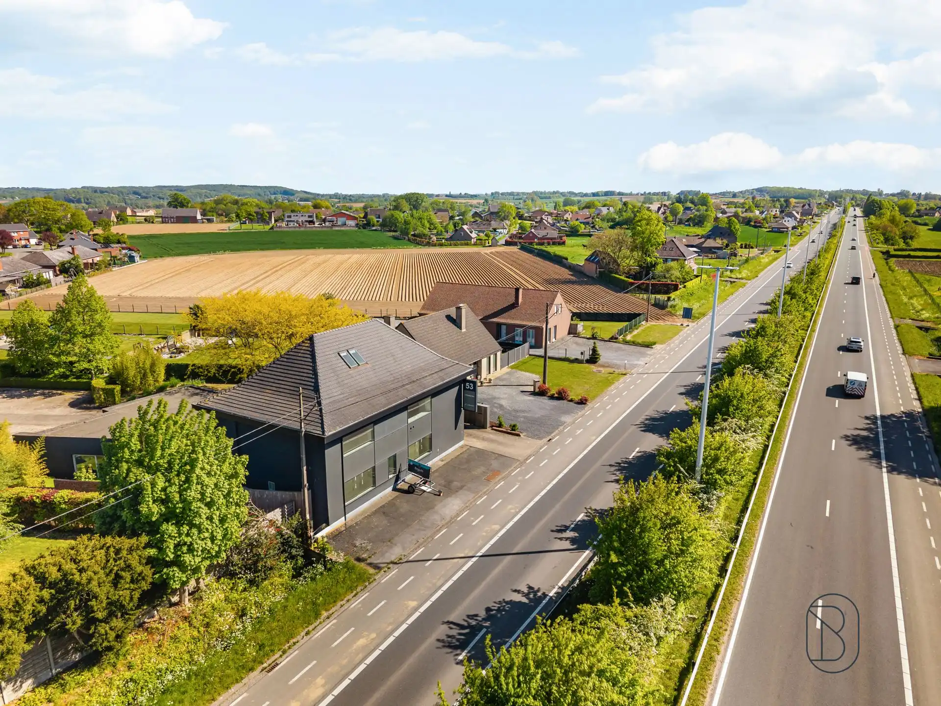 TOPgelegen commerciële eigendom met grote parking. foto 4