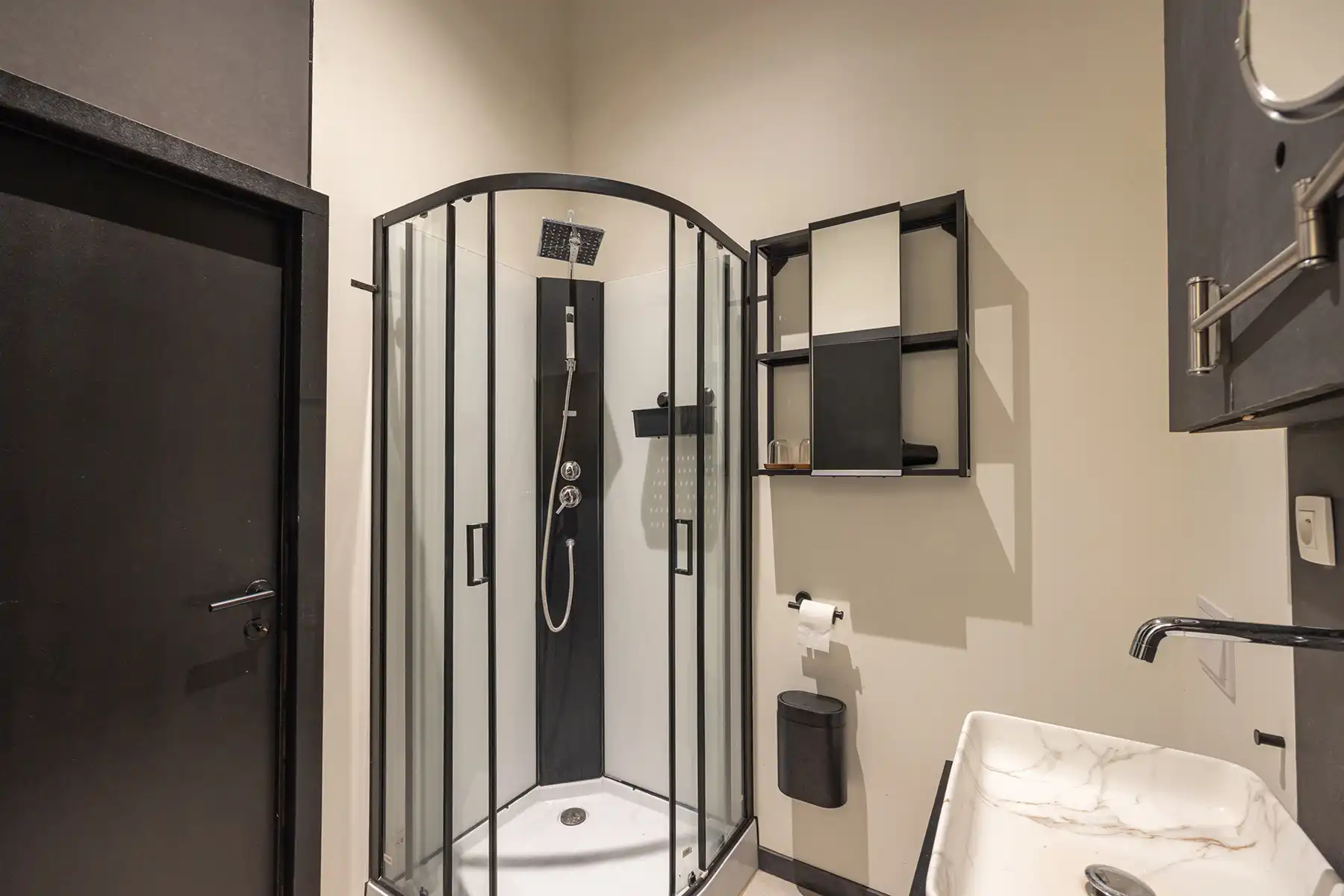 Instapklaar gelijkvloers 1-slaapkamerappartement met terras! foto 7