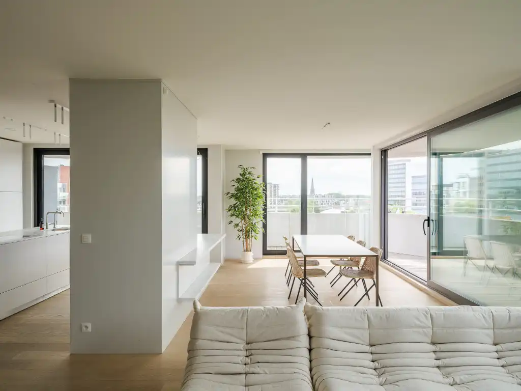 Luxueus en lichtrijk 2-slaapkamer appartement met ruim terras foto {{pictureIndex}}