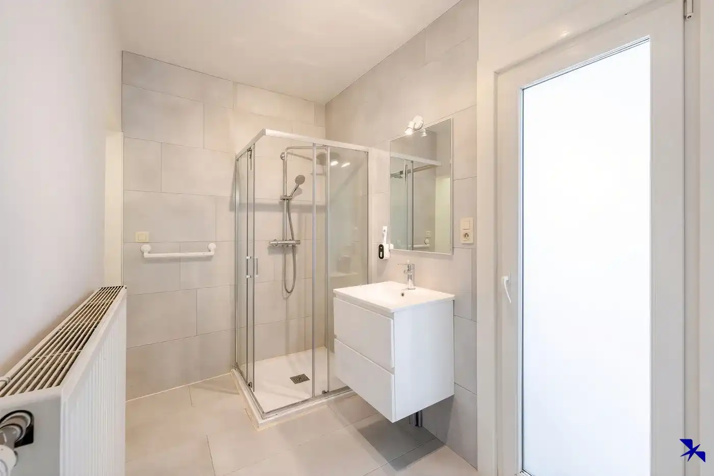 Gebouw voor gemengd gebruik: handelsruimte met 2 appartementen foto 18
