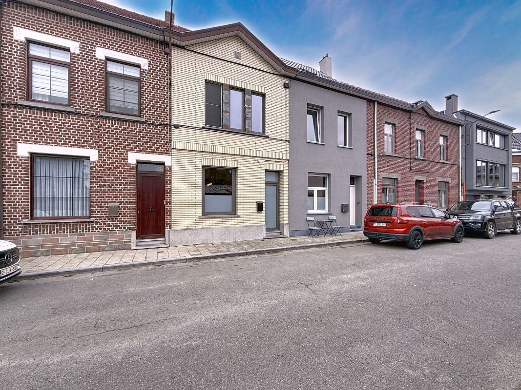 Charmante, instapklare rijwoning met uitweg achteraan. foto 2