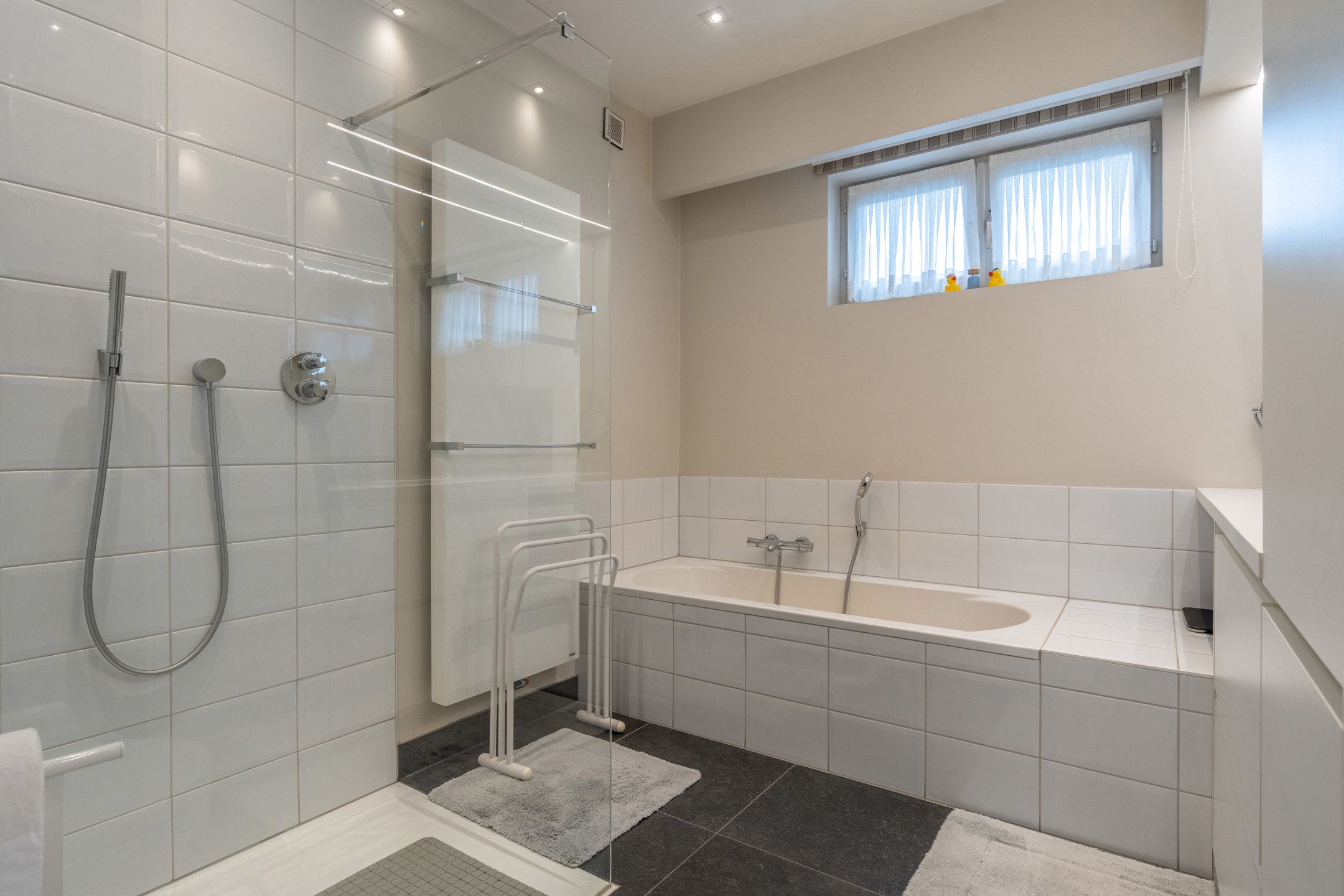 Ruime woning met o.a. 3 slpks (mogelijk meer) en garage. foto 12
