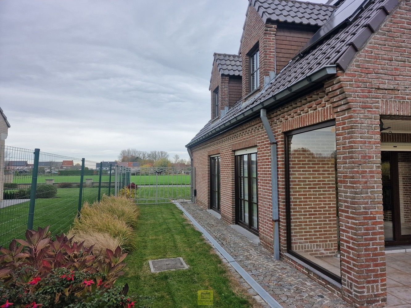 Degelijke halfopen bebouwing, rustig gelegen! foto 30